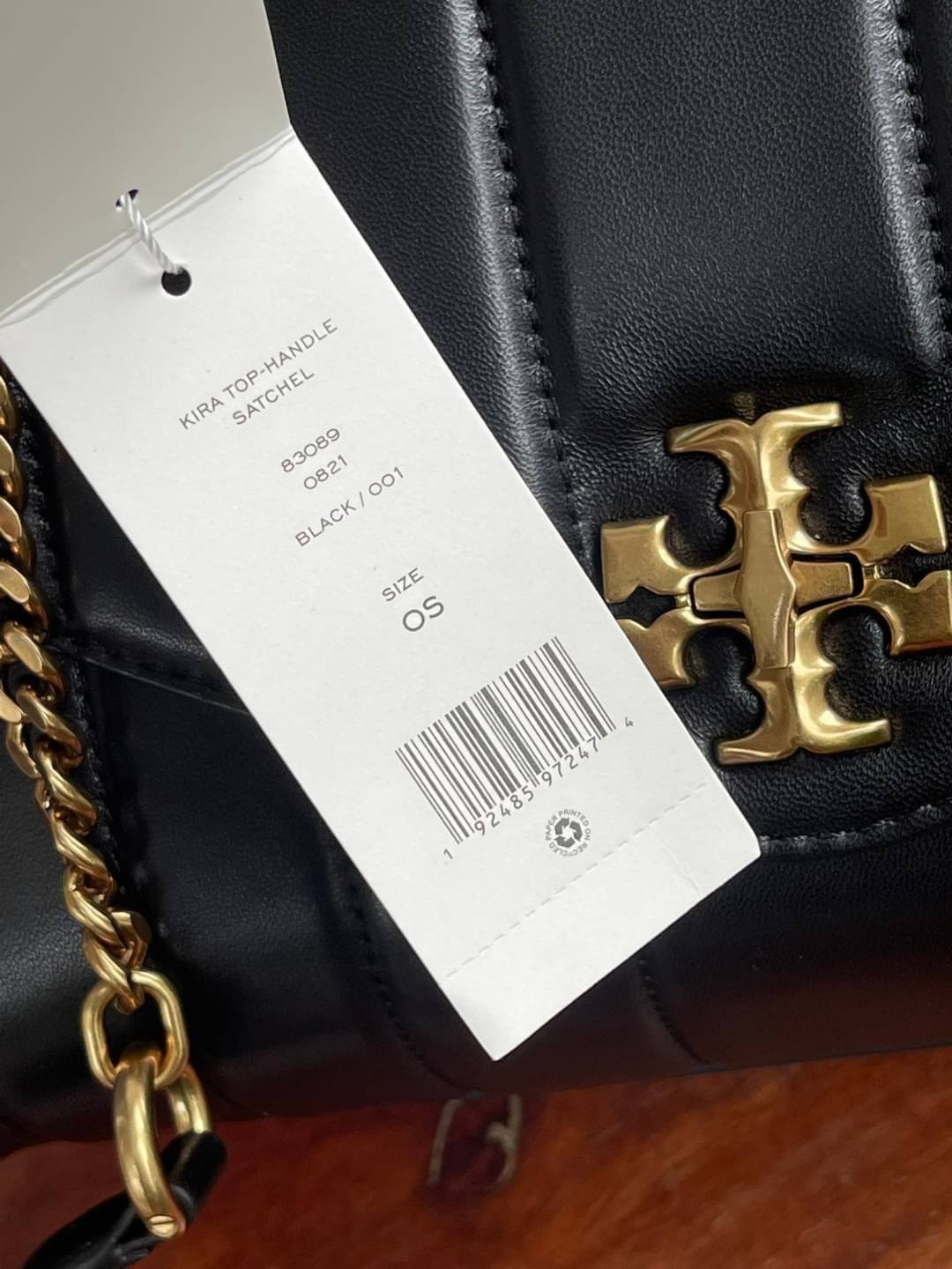 OUTLET 】Tory Burch Kira Top Handle Satchel มี2ขนาด Small/Medium กระเป๋าทรงใหม่ล่าสุดจากรุ่นคิร่า (Kira) มาในเทคนิคตัดเย็บควิลท์แนวขนาน ใช้วัสดุหนังเงานุ่ม สะท้อนแรงบันดาลใจแบบนิวยอร์กจากเบาะหนังในรถคลาสสิค Hardwareสีทองสวยหรู และจุดเด่นอีกรุ่นคิร่าคือความ