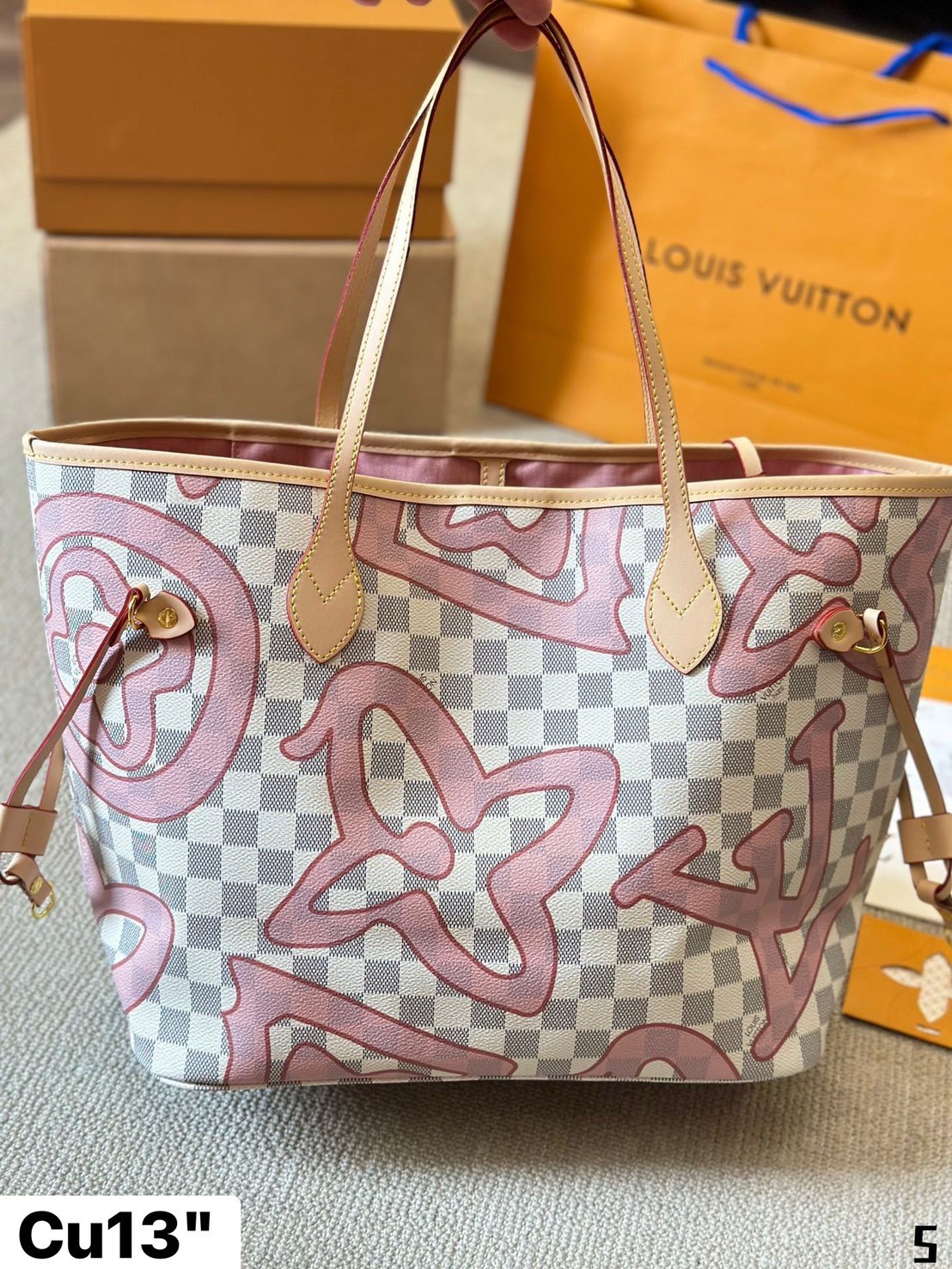 LV Neverfull MM Tahitienne Damier Azur / Capri Monogram กระเป๋าทรงโท้ทใบใหญ่ ดีไซน์ใหม่ สีสันลวดลายโดดเด่นไม่ซ้ำใคร แต่งแต้มลงบนกระเป๋าสร้างดีเทลให้ดูมีมูลค่าเพิ่มขึ้น อัพลุคได้เลย