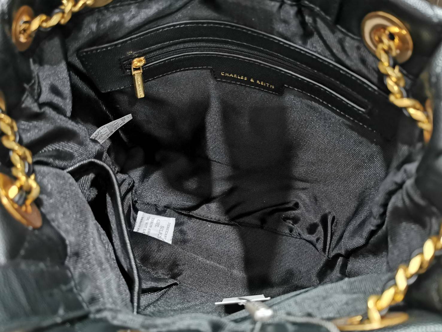 CHARLES & KEITH HANDBAG กระเป๋าถือหรือสะพายดีไซน์สวยหรูวัสดุหนังคาเวียร์อยู่ทรง ด้านหน้ามีโลโก้ ด้านข้างมีช่องใส่ของ มีหูจับถนัดมือ พร้อมสายสะพายโซ่มีที่รองบ่าสามารถใช้สายคู่สะพายไหล่หรือสายเดี่ยว Crossbody ได้ มีหมุดรองฐานกันรอย ภายในมีช่องซิปเเละช่องใส่