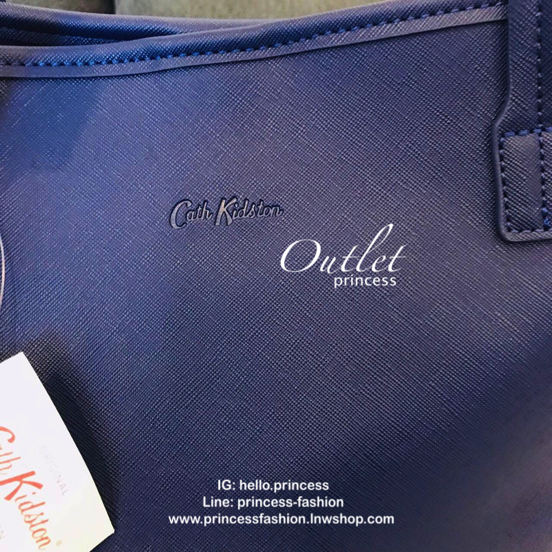 Cath kidston tote bag กระเป๋าสะพายรุ่นใหม่ วัสดุ PU คุณภาพดี นิ่ม น้ำหนักเบา เช็ดทำความสะอาดง่าย เปิดปิดกระเป๋าด้วยกระดุมแม่เหล็ก ด้านในโล่งกว้างมีช่องซิปสำหรับใส่ของ จุของได้เยอะ สายสะพายไหล่ยาวสุด22cm.ขนาดกำลังดีราคาสุดคุ้มห้ามพลาดค่ะ