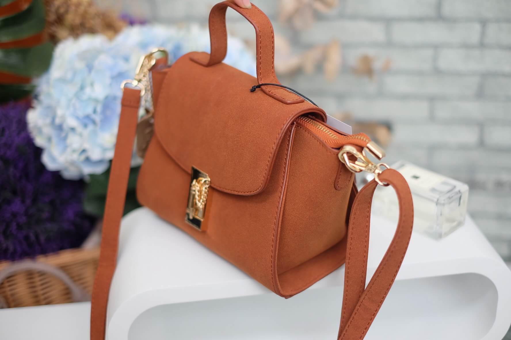 ทรงขายดี มาใหม่สวยหรูมากคะ 🌼 กระเป๋าถือ / สะพายจาก แบรนด์ KEEP รุ่น Amelia หนังกลับอย่างดี สวยคลาสสิคมากคะ #จุดเด่นใบนี้ - ขนาดกำลังดี ใส่มือถือ // กระเป๋าตังยาวได้คะ - ตัวล็อคด้านหน้าสวยหรู ปากกระเป๋ามีซิปปิดอีกที - ภายในมีผ้าซับในอย่างดี มีช่องใส