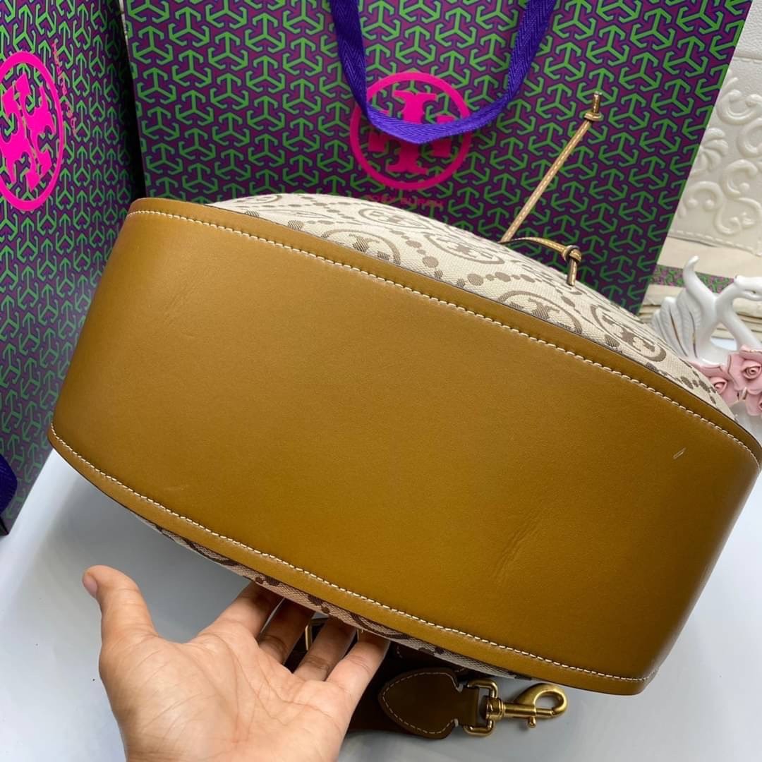 Tory burch t monogram jacquard drawstring hobo กระเป๋าถือและสะพายข้างทำจากผ้าใบ jacquard ตัดด้วยหนังแท้ อีกหนึ่งคอลเลคชั่นจาก T monogrameที่ออกแบบมาในรูปทรงกระเป๋า hobo ทรงสวย มีสไตล์เป็นทรงที่สาวๆนิยมใช้