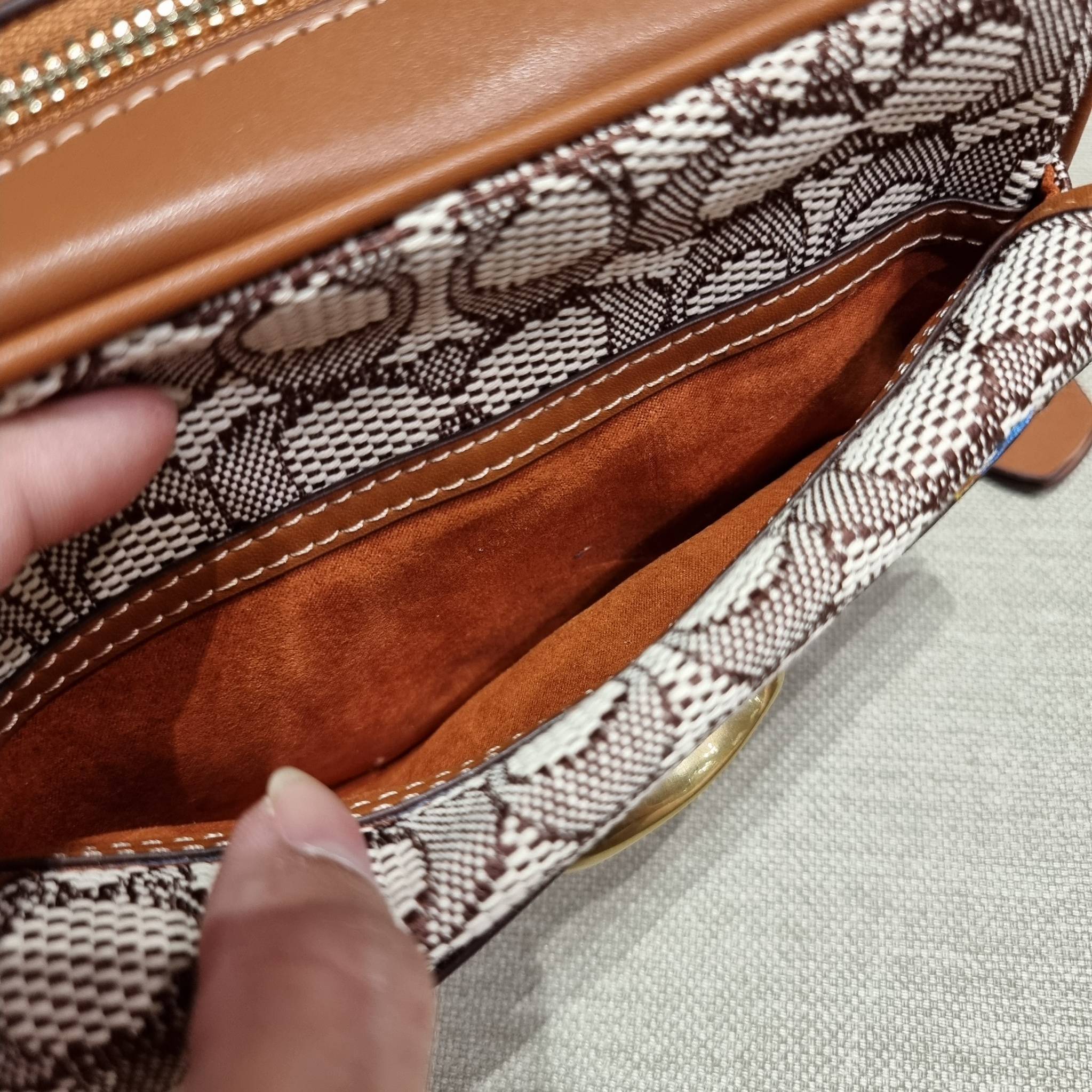 COACH C7764 STUDIO CAMERA BAG 19 IN SIGNATURE TEXTILE JACQUARD WITH CREATURES น้องเล็กใหม่สุดอีกหนึ่ง!! ขนาดเล็กกะทัดรัด มาแบบเลิศๆหรูๆมากแม่ พร้อมเทกเจอร์สุดคิ้วท์!! กระเป๋าสะพายข้างลุคไฮน์ ที่ดีไซน์ออกมาได้ปัง และดูแพงมากๆ ด้วยดีเทลคลาสสิคผสานความเป็นเอ