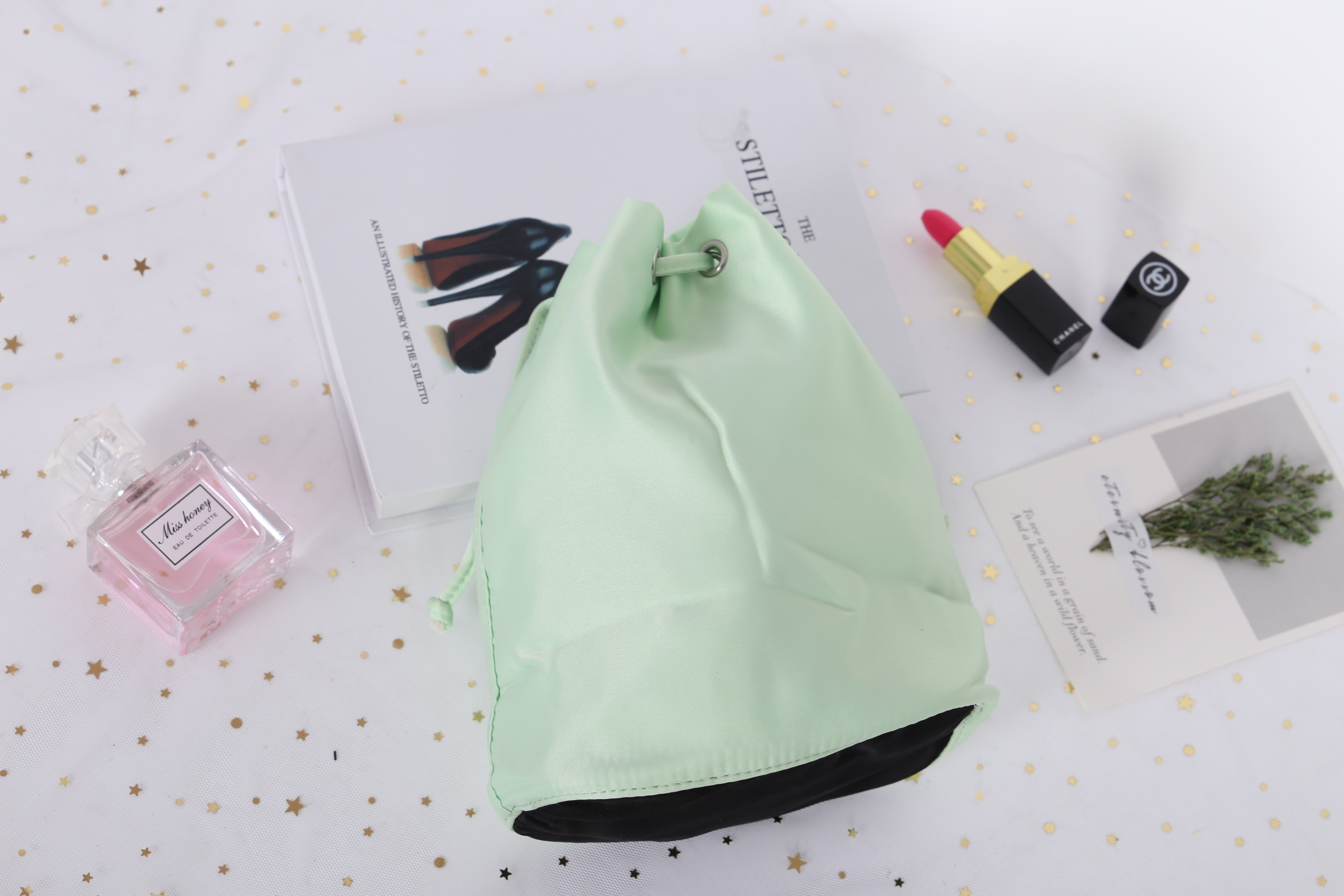 Prada Candy Satin Drawstring Bag กระเป๋าผ้าซาติน จากแบรนด์ Prada รุ่นนี้แถมมาจากน้ำหอมเค้าเตอร์แท้ 💯 ปากกระเป๋าเป็นเชือกหูรูด มีโลโก้ปราด้าติดด้านหน้า สวยงาม น่าใช้ การันตีความสวย ใช้คล้องแขน ใส่ของจุกจิกเก๋ๆค่าา