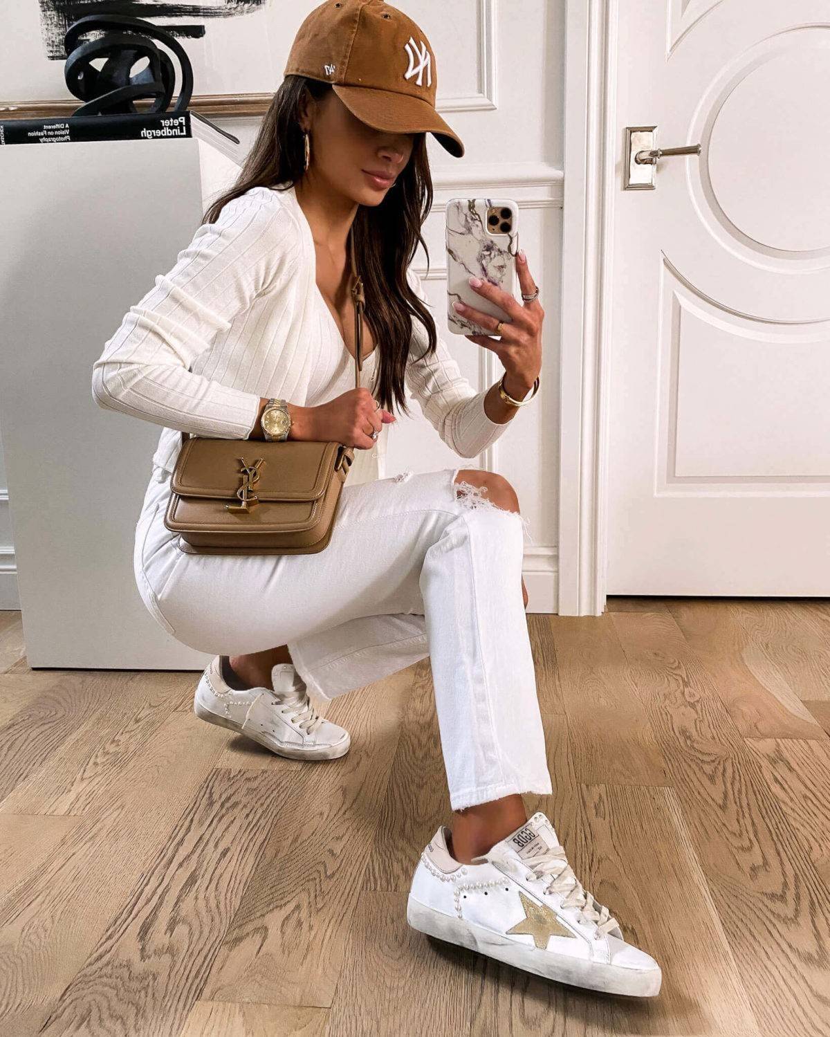 YSL SOLFERINO SATCHEL LEATHER / Yves Saint laurent crossbody bag กระเป๋าสะพายข้าง โลโก้โดดเด่น ดีเทลดูแพงด้วยตัวล็อค ใช้งานง่าย แน่นหนา วัสดุหนังแท้เต็มใบ ภายในเป็นช่องโล่ง ใส่ของสำคัญได้เลยสบายๆ สายสะพายครอส ปรับใช้ได้ตามตัว ใบจริงสวยคม ราคาสุดคุ้มพร้อม 