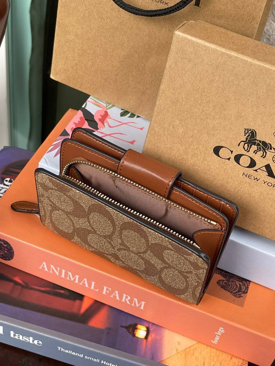 COACH MEDIUM CORNER ZIP WALLET IN SIGNATURE CANVAS กระเป๋าสตางค์ขนาดกลางที่ถือว่าเป็นไอเทม Must Have ของทุกเพศทุกวัยที่ต้องพกติดตัวไว้ตลอดเวลา เพราะนอกจากจะช่วยจัดเก็บเงิน บัตรประชาชน บัตรเครดิตและต่าง ๆ ให้เป็นระเบียบเรียบร้อยยังต้องคำนึงถึงประโยชน์ใช้สอ