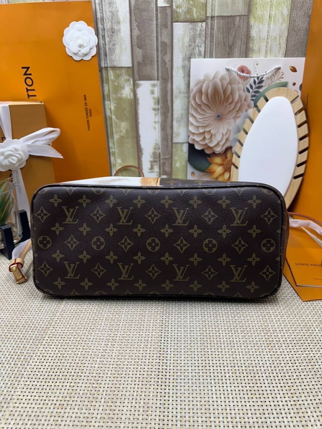 LV Neverfull MM Tote Monogram Canvas With Cat / Puppies กระเป๋าทรงโท้ท รุ่นลิมิเต็ด พิมพ์ลายน้องหมา น้องแมว ลวดลายท่องเที่ยว ลายสีสัน เป็นการรังสรรค์สุดท้าทายครั้งใหม่ของกระเป๋ารุ่นไอคอนิกจากหลุยส์ ผสานความหลากหลายในการใช้งานยุคใหม่กับพลังสีสันอันสดใสได้อ