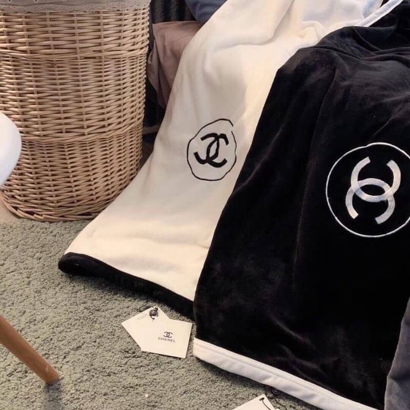 VIP GIFT 】Best Gift! Chanel Blanket พร้อมส่งไอเท็มแนะนำ ผ้าห่มนุ่มนิ่ม ขนปุยๆๆ สบายผิวมาก เนื้อผ้านิ่มฟูนุ่มใช้ได้ทุกโอกาส ขนาดกำลังดี พกพาสะดวก สามารถพกไว้ใช้ในรถ ใช้ในออฟฟิศได้ จะซื้อใช้เองหรือมอบเป็นของขวัญก็ดูดีพร้อมส่งที่ไทย ราคาสุดคุ้มไม่ต้องรอพรีฯ