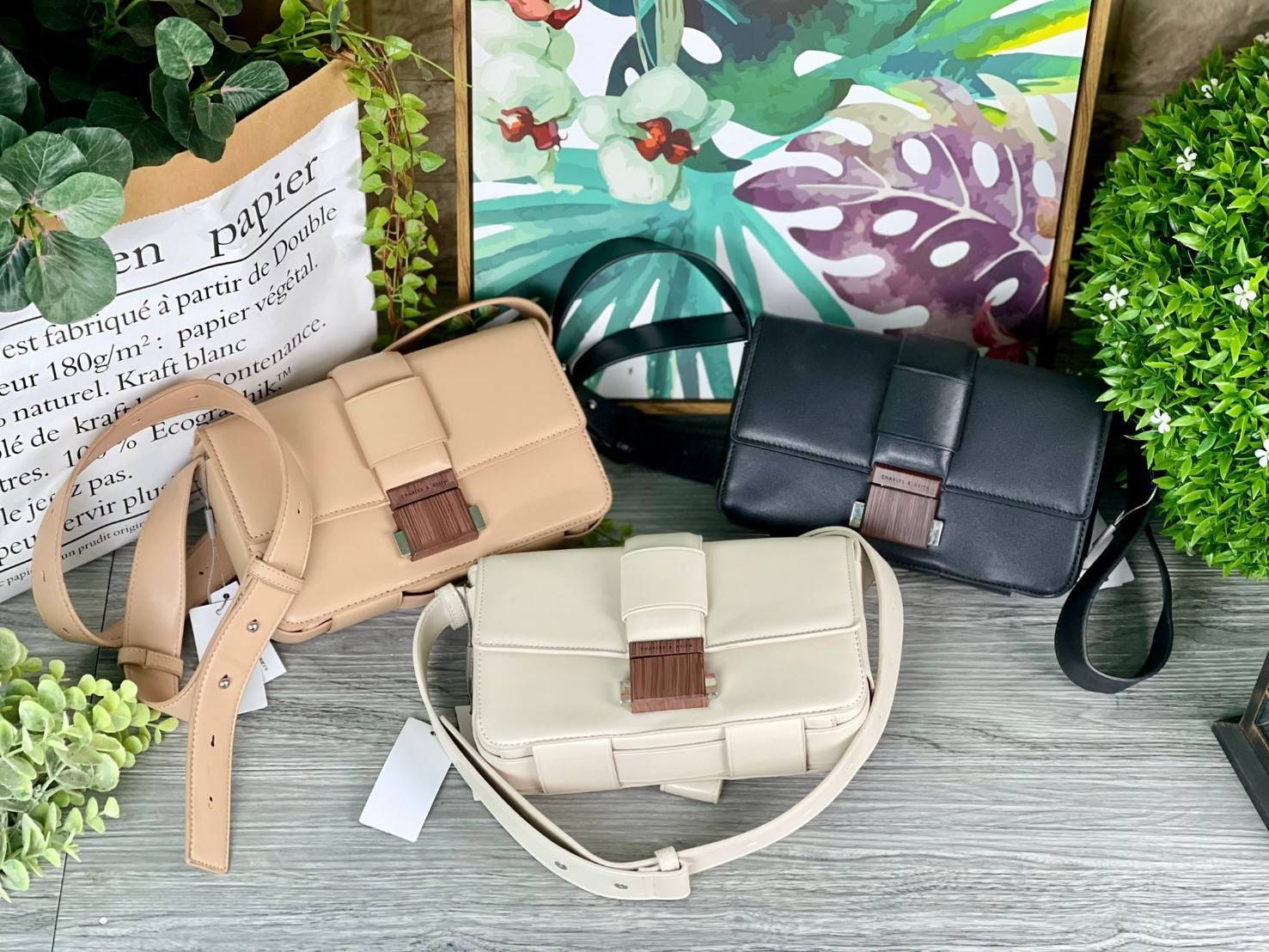 Charles & Keith Front Flap Push Lock กระเป๋าสะพายข้างทรงสวย จุดเด่นที่อะไหล่ลายไม้ตรงตัวเปิดปิด น้ำหนักเบา ด้านหลังมีช่องใส่ของได้ เปิดปิดแบบตัวกดล็อก ด้านในจุของได้พอสมควร เช่น iPhone 12 Pro Max กระเป๋าเงินใบกลาง/สั้นเป็นต้น สายสะพายยาวปรับสายได้ (ถอดสาย