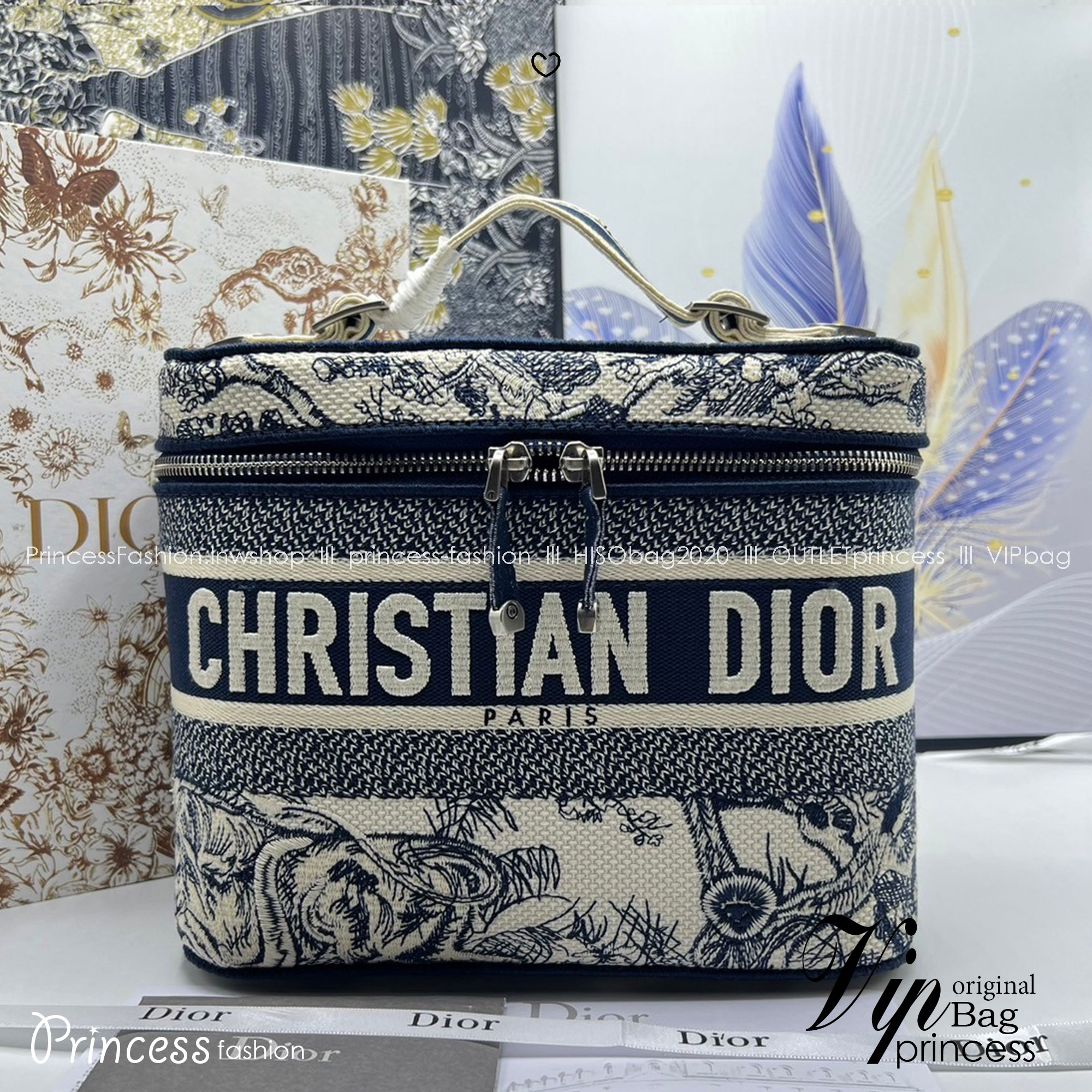 22cm Medium DiorTravel Vanity Case กระเป๋าใส่เครื่องสำอางใบกลาง จุของได้เยอะ มาพร้อมกับลวดลาย Oblique ปักอย่างประณีตและประดับด้วยสัญลักษณ์ Christian Dior Paris มาพร้อมสายสะพายและหูจับในตัว