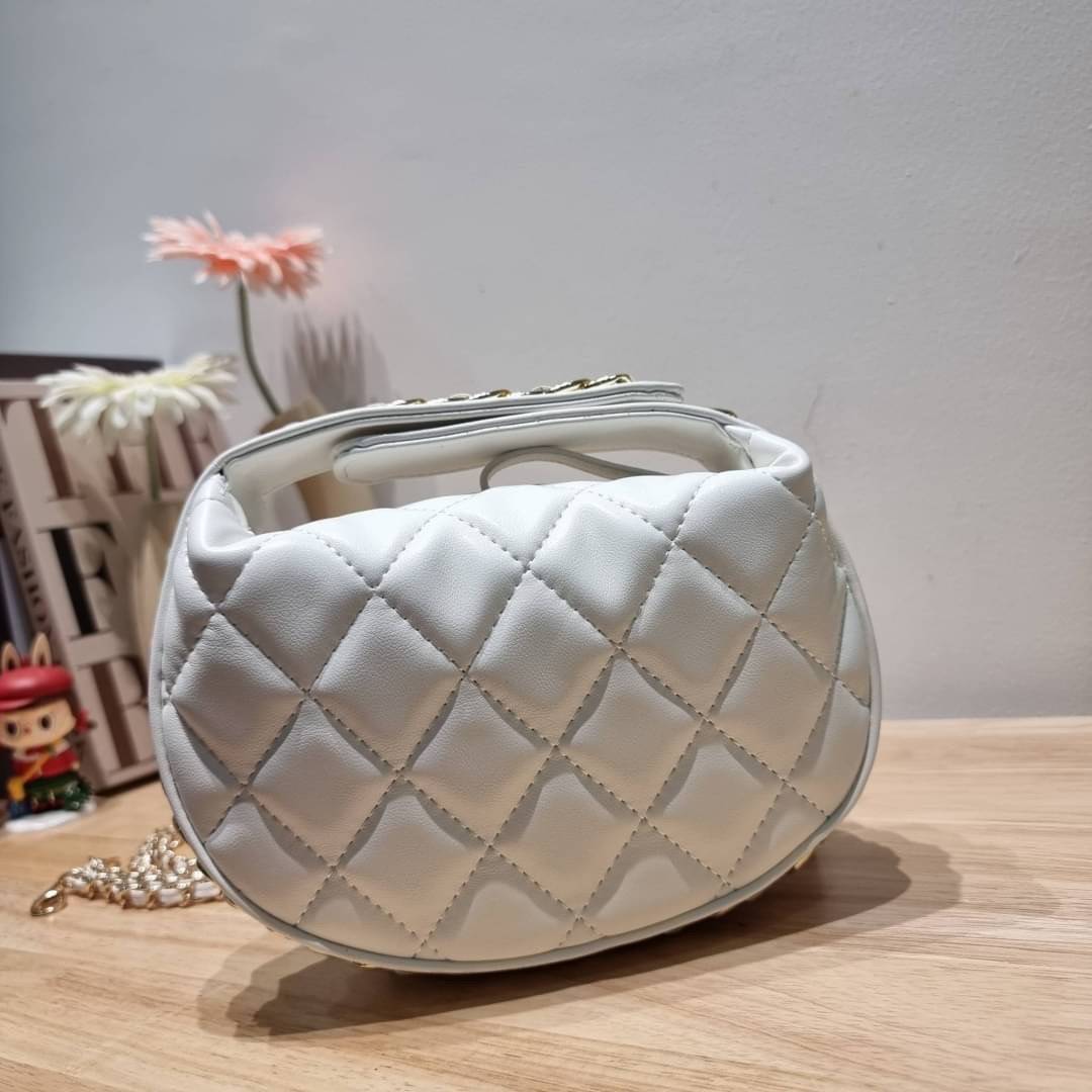 Chanel Pouch Hot item 2023 กระเป๋าสะพายกึ่งพอช ใบเล็กน่ารักน่าใช้ ถือไปไหนก็อัพลุคปัง วัสดุหนังแกะ สัมผัสนิ่มมือ หูจับในตัว ปรับได้อีกเล็กน้อย มาพร้อมสายสะพายโซ่