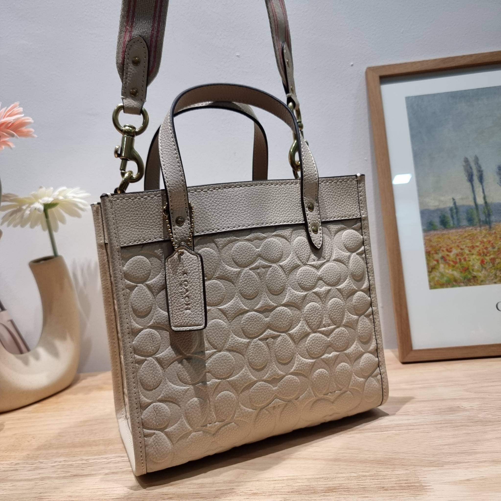 COACH C4829 FIELD TOTE 22 IN SIGNATURE LEATHER คอลเลคชั่นสุดหรู กับกระเป๋าทรงโท้ท ไซส์กำลังสวย ดีเทลหนังปั๊มเต็มใบ สีโทนผู้ดีม้าก บวกกับสายสะพายสีตัดกับกระเป๋า เพิ่มมูลค่าไปอีก ทำให้ไอเท็มนี้ดึงดูดทุกสายตา