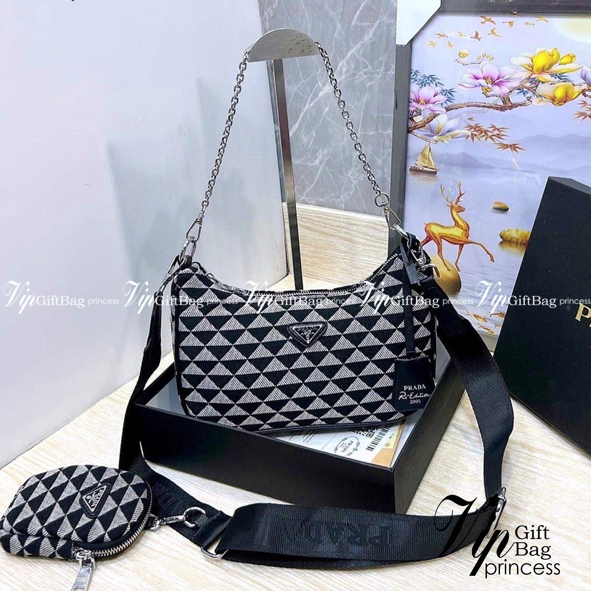 Prada Re-Edition Symbole jacquard Bag กระเป๋าพราด้าสะพายข้าง ลายมาใหม่ อะไหล่สีเงิน แมทง่ายได้ทุกลุค ไอเท็มสุดปัง ที่ฮิตตลอดกาลไม่ว่าจะปีไหนๆ จัดให้ครบทั้งสีขายดีและสีใหม่ล่าสุด ที่สายคุณหนูห้ามพลาด!! กับกระเป๋าสะพายทรงคลาสสิค เหมาะเป็น everyday bag มากๆ 