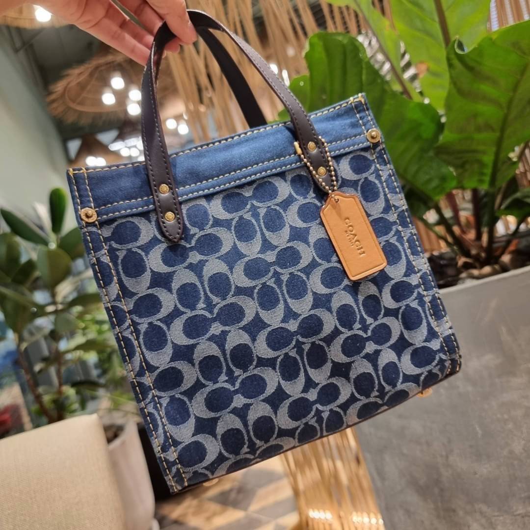 COACH CA580 FIELD TOTE 22 IN SIGNATURE DENIM คอลเลคชั่นสุดคลาสสิค ดีไซน์สวยหรูดูแพงในไอเท็มเดียว กระเป๋าทรงโท้ท ไซส์กำลังสวย น่าใช้ ชิคๆคูลๆมาก ฟังก์ชั่นการใช้งานสะดวกที่สุด มีทั้งสายคล้องแขนในตัว และสายครอสบอดี้แบบสปอร์ตเส้นใหญ่ วัสดุผ้าเดนิมตกแต่งลวดลาย