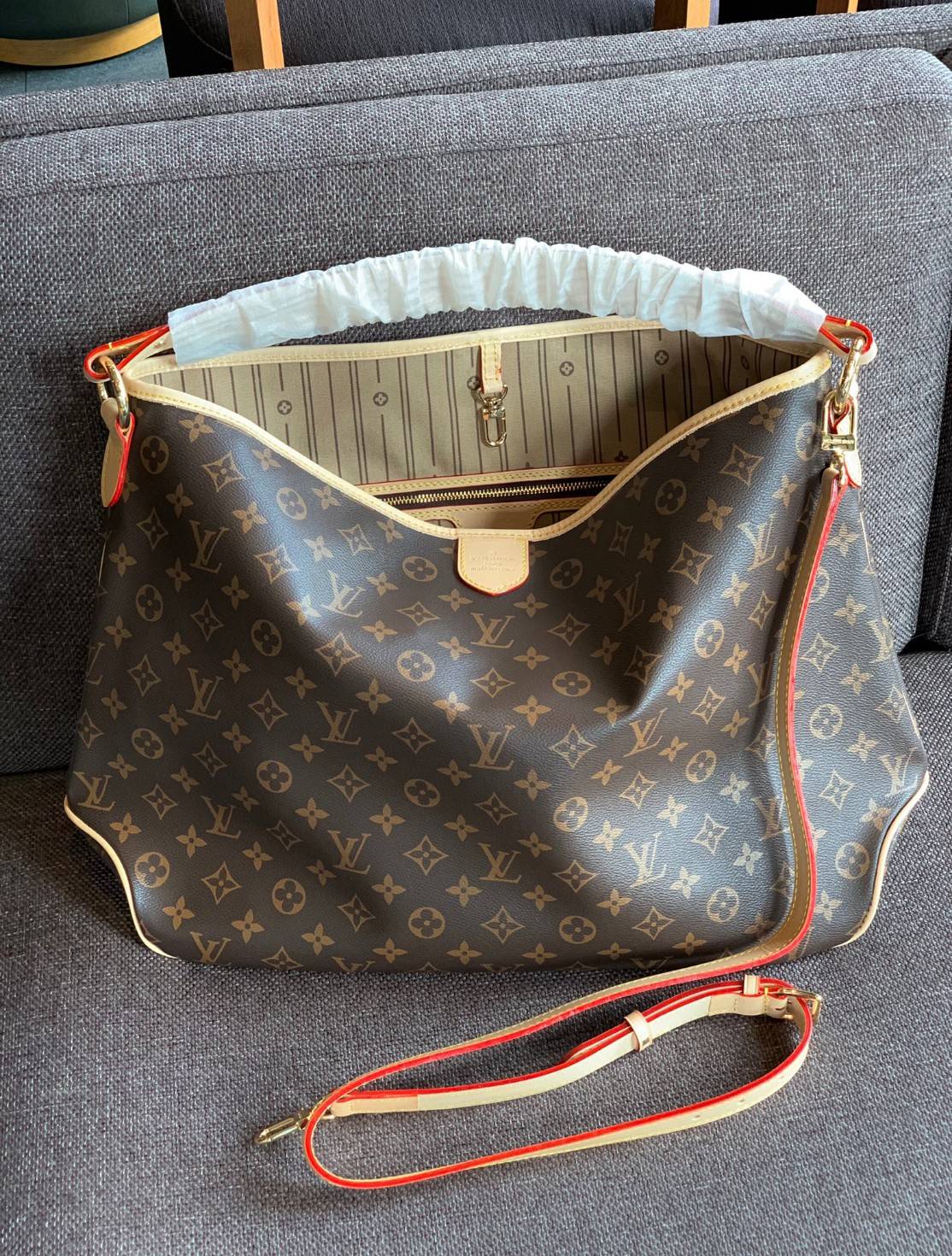Large: ชอบๆใบใหญ่ ใส่ได้เยอะจริงๆค่าา!! LOUIS VUITTON MONOGRAM DELIGHTFUL ((PREMIUM GIFT LV)) พร้อมส่งค่ะสาวๆ กระเป๋าทรงสูง ใบใหญ่ หนังแกะสังเคราห์ นิ่มสวย ขอบหนังขัดสีธรรมชาติ หูหิ้วปั้มโลโก้LV สวย ปากกระเป๋ามีตัวคล้องให้นะคะ; ภายในกว้างมากๆสำหรับรุ่นนี้