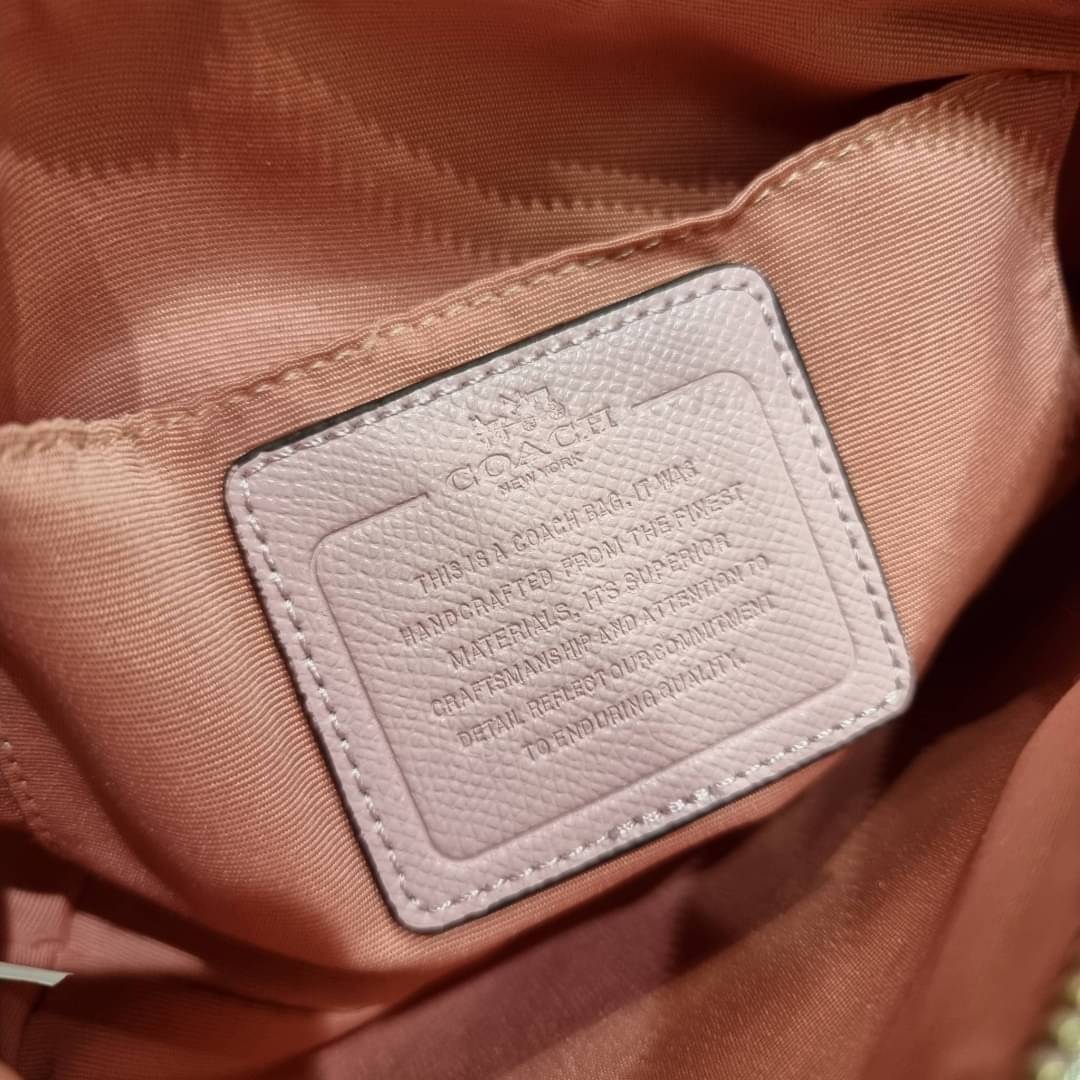 COACH 36674 TOP HANDLE POUCH IN SIGNATURE JACQUARD กระเป๋าทรงพอช ยอดฮิต ยกขึ้นแท่น ด้วยดีไซน์ที่ออกมาให้ใช้งานได้ง่าย ขนาดกำลังเหมาะ วัสดุหนังแคนวาสทนทาน ดีไปหมดขนาดนี้!! คุณลูกค้าถึงสั่งกันรัวๆจริงๆ ภายในโล่งกว้าง ใส่โทรศัพท์ได้ทุกรุ่น มาพร้อมสายคล้องแขน