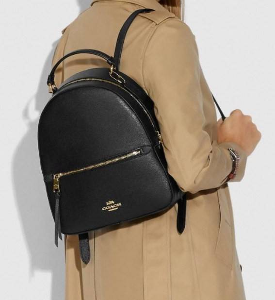 COACH JORDYN BACKPACK IN BLOCKED SIGNATURE ((76622//76624//76715)) พร้อมส่ง กระเป๋าสะพายหลังแบบมีหูหิ้ว หนังแท้ หนังนิ่มอย่างดีเลยค่า ด้านหน้ามีช่องซิปหนึ่งช่องสำหรับใส่ของจุกจิกนะคะ เปิดปิดช่องหลักแบบซิปคู่ หัวซิปมีหนังห้อยมาให้ ภายในกระเป๋าโล่งใส่สัมภาร