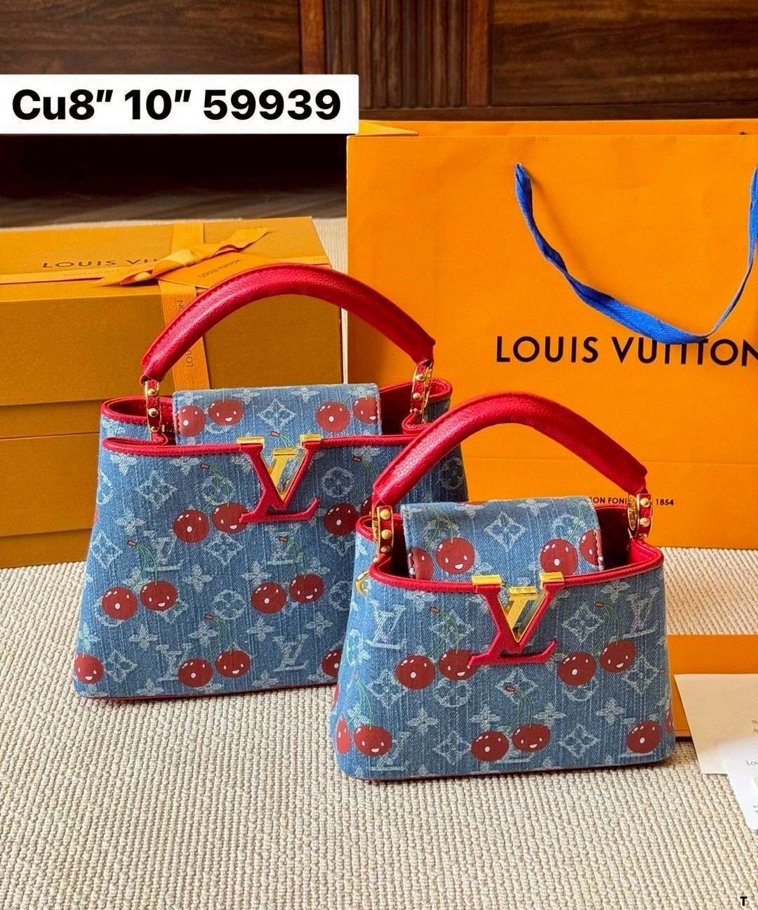 LV Capucines Monogram cherry denim กระเป๋าถือสุดหรูรูปทรงสวยคลาสสิกมาพร้อมหูจับในตัว สวยคมสะกดทุกสายตา ที่สุดของความสวยในราคาเบาๆ โดดเด่นมีชีวิตชีวา ด้วยเดนิมวินเทจปักลายเชอร์รี่สีสันสดใสสะดุดตาสะท้อนสไตล์ไอคอนิก