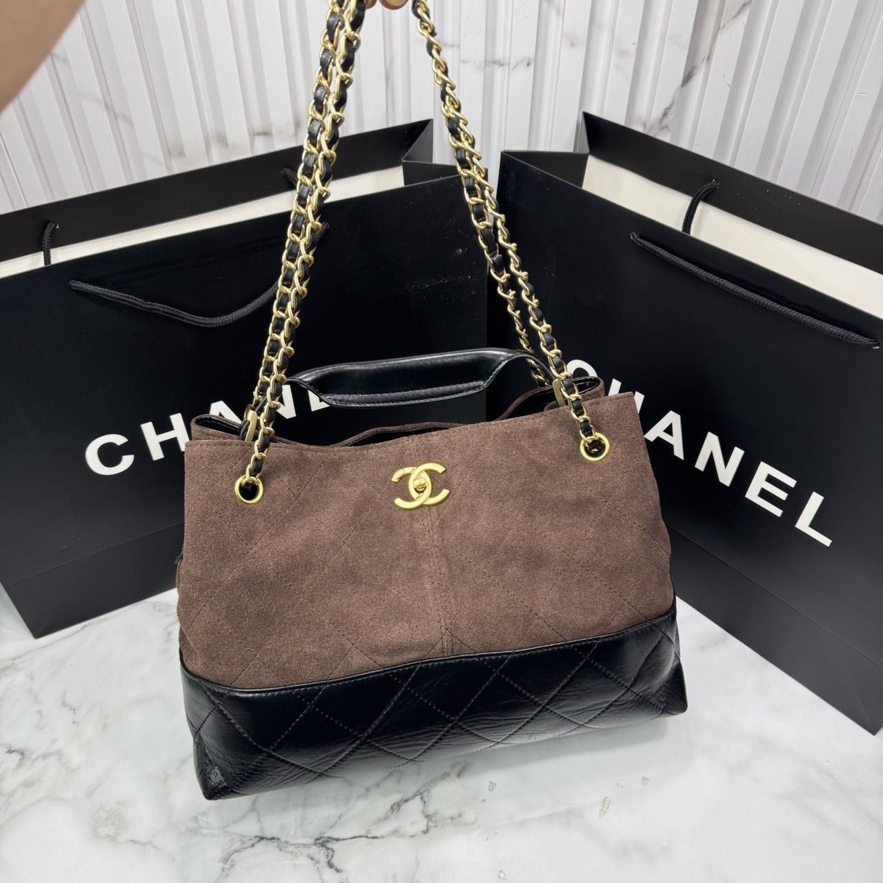 CHANEL Shopping Bag 25A Suede Bag กระเป๋าช้อปปิ้งทรงโท้ทหนังกลับสีทูโทน *สีใหม่น้ำตาลไหม้สีเข้ม ในคอล Métiers Dart 2024/25