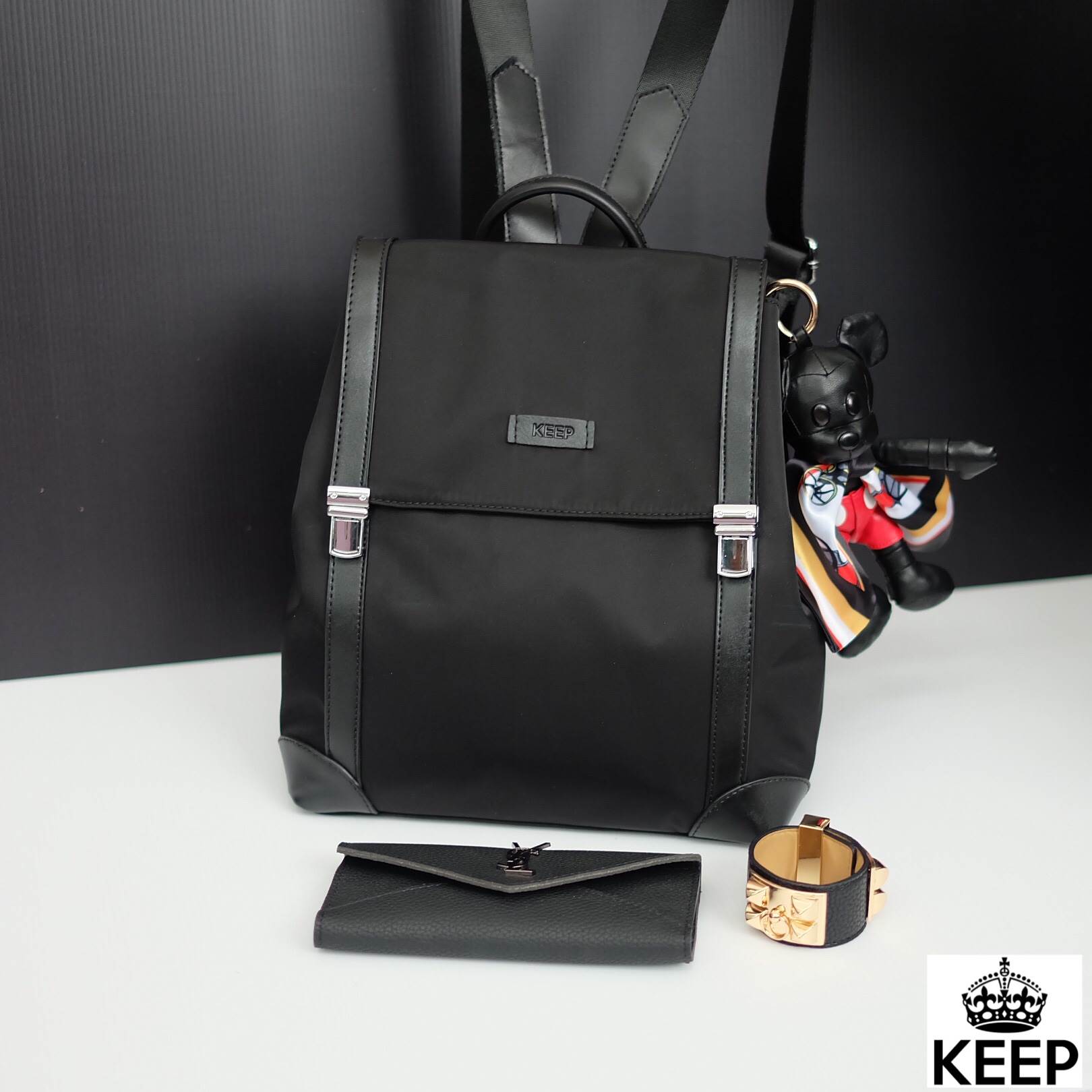 รุ่นใหม่ล่าสุดเลยห้ามพลาดน๊า !!! สาวๆ ที่กำลังหากระเป๋าเป้ เบาๆ ดีไซด์เก๋ๆ ปรับใช้ได้ 2 ทรงเลยคะ 👄 =>> ตัวกระเป๋า เป็นผ้าไนล่อนนาโน เนื้อหนาทนทานกันน้ำได้ แถมหูจับกระเป๋า และตัวหนังต่างๆ ทำจากหนังแท้ทนทานมาคะ =>> น้ำหนักเบา จุเยอะ ดีไซ