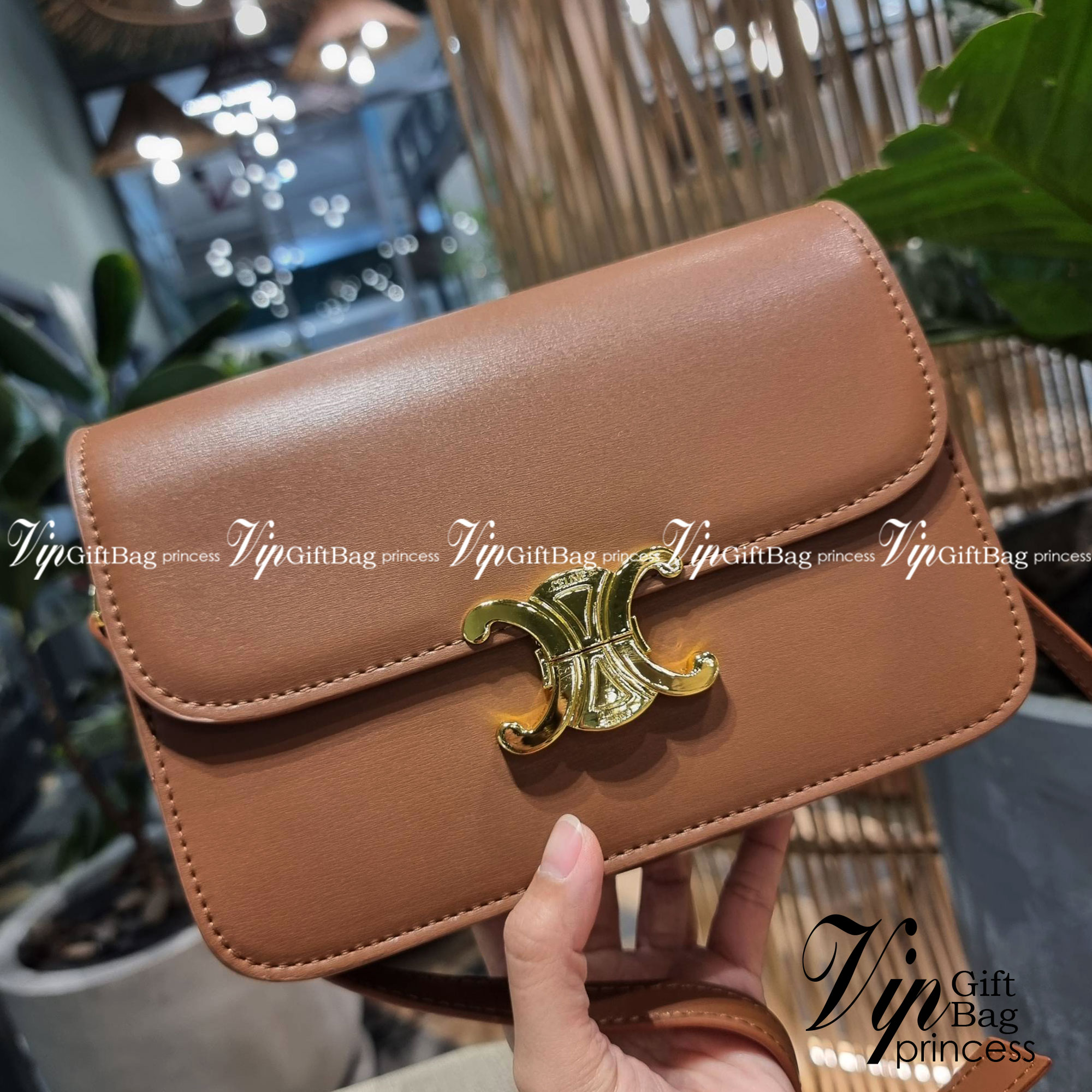 VIP 🥂 CELINE CLASSIQUE TRIOMPHE BAG IN SHINY CALFSKIN ไอเท็มสุดคลาสสิค ที่ขาดไม่ได้ กระเป๋าสะพายทรงสวยคลาสสิค แฝงความผู้ดี ที่ใช้ได้ทั้งชายหญิง วัสดุหนังแท้ เปิด-ปิดด้วยตัวกดล็อค สะดวกใช้มาก ภายในเป็นช่องโล่ง เก็บของได้เป็นสัดส่วน และยังมีช่องซิปใ