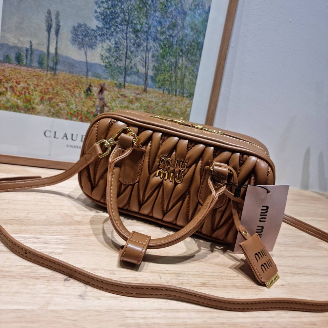 MIU MIU ARCADIE METELASSE LEATHER BAG กระเป๋าถือ/สะพายสุดชิค คุ้มมากไม่อยากให้พลาดน้า