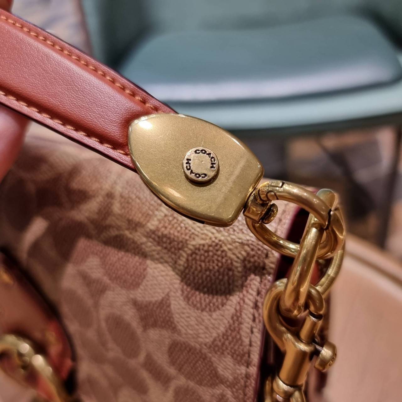 COACH C2418 BEAT SHOULDER IN SIGNATURE CANVAS WITH HORSE AND CARRIAGE PRINT กระเป๋าสะพายดีไซน์เลิศสุดหรู ปังกับดีเทลที่สุดใบนี้ เพราะมาพร้อมสายถึง 3 แบบ สลับใช้ไปรัวๆ หลากหลายไม่จำเจ สวยได้ทุกวัน เปิด-ปิดด้วยกระดุมแน่นหนา ภายในเป็นช่องโล่ง แบ่งสัดส่วน ใส่