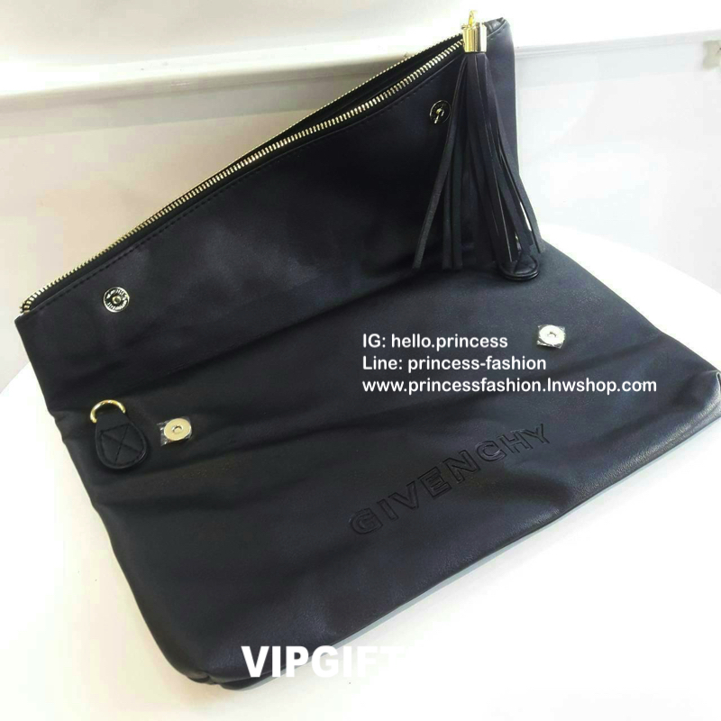 GIVENCHY ENVELOPE CLUTCH BAG คลัชหนัง pu ดีไซน์สะดุดตา มีพู่ห้อยซิบเฉียง ซับในทั้งใบสายยาวปรับระดับได้ เปิดปิดด้วยกระดุม ด้านในจุของได้เยอะ แถมมีช่องซิปอีกหนึ่งช่องคะ สายถอดเป็นคลัชถือออกงานได้ สวยๆเก๋ๆมาก รีบจัดเลยค้า