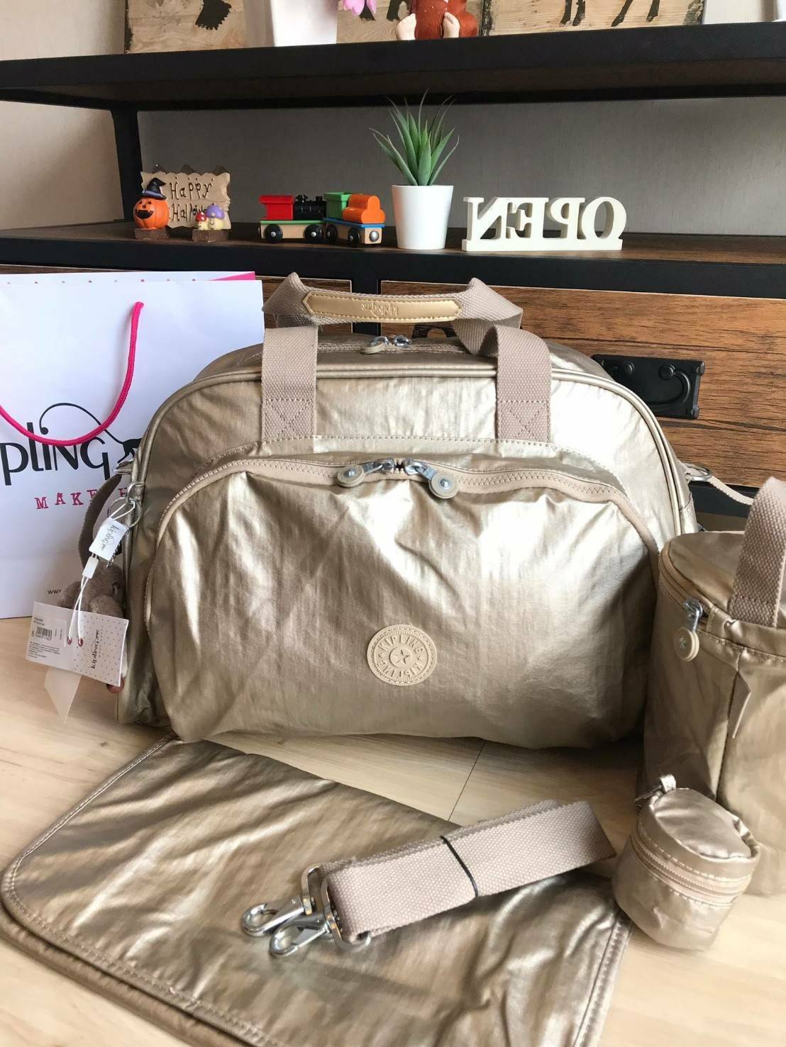 Kipling shoulder bag K13556 CAMAMA CARDINAL กระเป๋าเดินทางขนาดใหญ่ คอลเลคชั่นใหม่จากkipling ใส่เสื้อผ้าได้หลายชุดเลยทีเดียว ด้านข้างมีที่คล้องสำหรับคล้องหมวกหรืออื่นๆและในเซ็ทยังมีใบเล็กใส่เหรียญ1+ใบพ่วงเก็บอุณหภูมิ1+แผ่นรองเอนกประสงค์ และสายสะพายถอดออกได