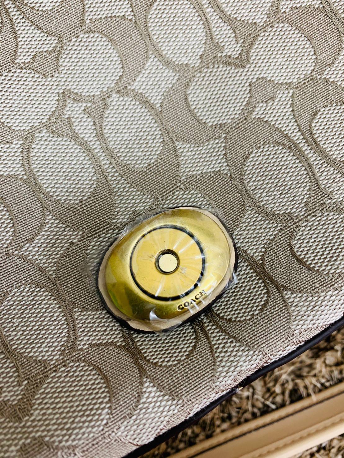 สวย คลาสสิคมากๆจ้าา COACH SOFT TABBY EUROPEAN CLASSIC UPGRADE PORTABLE BAG((C4821)) พร้อมส่งทันทีค่ะ สินค้าออกใหม่!! กระเป๋าหิ้ว//สะพายข้างได้ สุดคุ้ม! วัสดุ jacquard+หนังแท้ ได้สวยงาม คลาสสิคมากๆค่ะ น้ำหนักเบา เปิดปิดแบบกระดุมแม่เหล็กเป็นอะไหล่โลโก้แบรนด