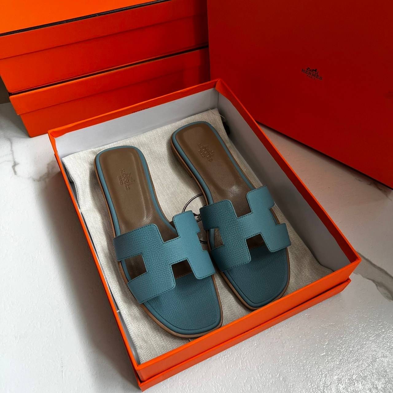 หนังแท้ Hermes sandal Epsom leather รองเท้าแตะงานสั่งตัตใช้สลับแท้ เกรดออริจินอล 1:1 เกรดเหมือนสุด มี series code ทุกคู่ งานตัดเย็บปราณีตละเอียด ใส่สบาย ไม่ลื่น ใช้ทนนาน เกรดนี้คุ้มมาก ไม่ผิดหวังค่ะ ภาพสินค้าถ่ายจากงานขายจริง ใช้งานต่างประเทศได้