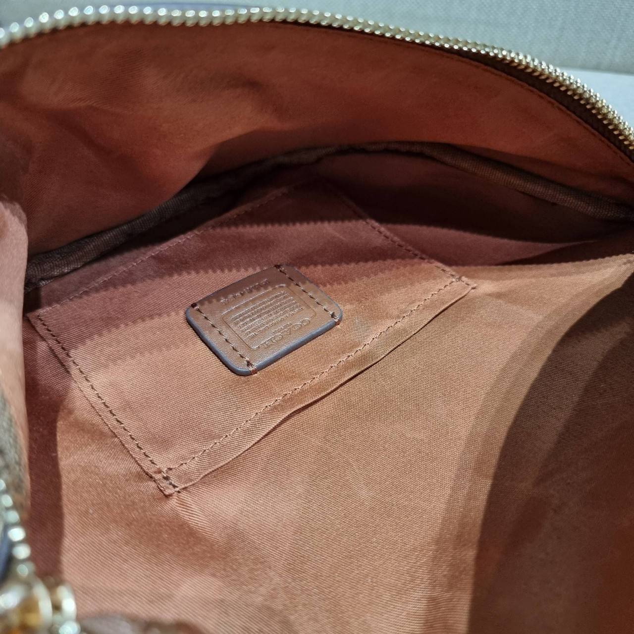 COACH F48740 BELT BAG IN SIGNATURE CANVAS กระเป๋าคาดอกทรง Unisex ที่ขายดีถล่มทลาย!! ขายได้ตลอดปี!! สวยเท่ทุกสี วัสดุหนังแคนวาสเคลือบคุณภาพดี ทนทาน ใช้งานง่าย ภายในเป็นช่องโล่ง เหมาะสำหรับคนที่ชอบพกอะไรง่ายๆ รับรองตอบโจทย์น้า