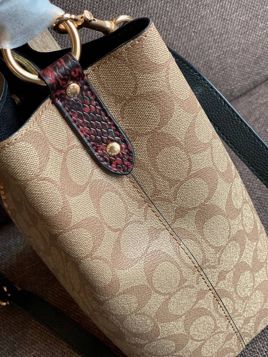 ใบใหญ่ตามมาติดๆ ห้ามพลาดค่า! Coach X Jean Michel Basquiat Town Bucket Bag In Signature Canvas ((C5787)) พร้อมส่งใบใหญ ใส่จุใจเลยจ้าา😘 กระเป๋าทรงถังใหญ่ วัสดุหนังแคนวาส หนังนิ่มสวยงาม 💥จุดเด่นคือเพนท์รูปก็อตซิล่าสวมมงกุฏ เป็นการออกแบบโดยการ