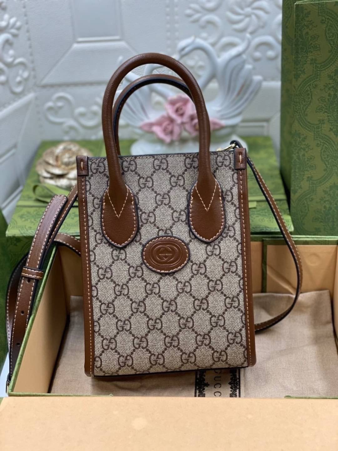 VIP GIFT 】หนังแท้ GUCCI New Season GG-canvas tote bag กระเป๋าถือและสะพายได้ มีสายยาวให้ด้วยค่ะ ออกแบบมาให้เข้ากับไลฟ์สไตล์ที่ไม่หยุดนิ่งของคุณ ดูเรียบง่าย แต่หรูหรา ด้วยดีไซน์ของกระเป๋าทรงสี่เหลี่ยมผืนผ้า ด้วยสีและรูปทรงที่เรียบง่ายจึงสามารถแมทช์กับสีสันข