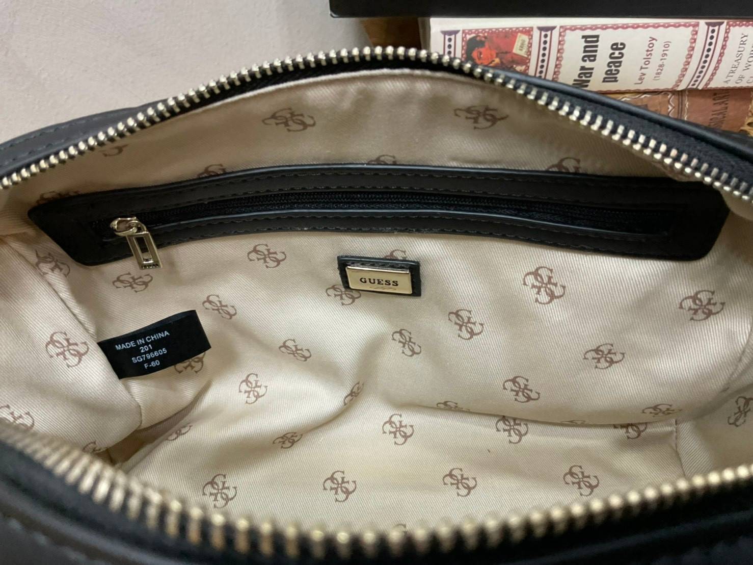 Guess Handbag with Small Shoulder Strap Tyren SG796605 New collection!! Guess ทรงหมอน ขนาดเล็ก ลายซิกเนเจอร์แบรนด์ ทรงหมอนยอดฮิต มีให้เลือก 5 สี สีสวยคลาสสิก เข้ากับง่ายกับทุกชุด ปิด/เปิด ด้วยซิป ภายในโล่งกว้าง แยกเป็นสัดส่วนใช้งาน ซับในตราแบรนด์ ใส่กระเป