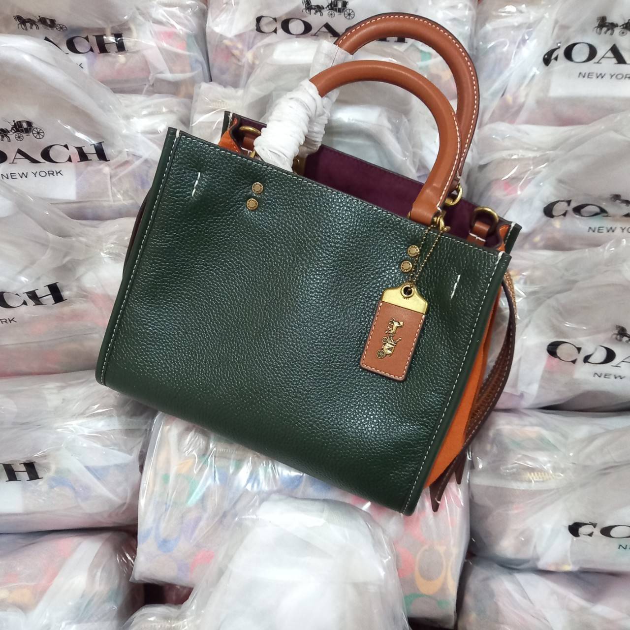 OUTLET 】COACH ROGUE 25 IN COLORBLOCK (C5575) ที่สุดแห่งความหรูหรา สุดคลาสสิค 🌺กระเป๋าหนังแท้คุณภาพเยี่ยม สัมผัสนิ่มละมุนจนต้องหลงรัก ด้านข้างเพิ่มความสวยเก๋ด้วยหนังกลับ อยู่ทรงสุดสวย น่าใช้ น่ามอง จนใครๆต้องเหลียวหลังตาม//ด้านในมี 2 ช่องกว้าง กับอ