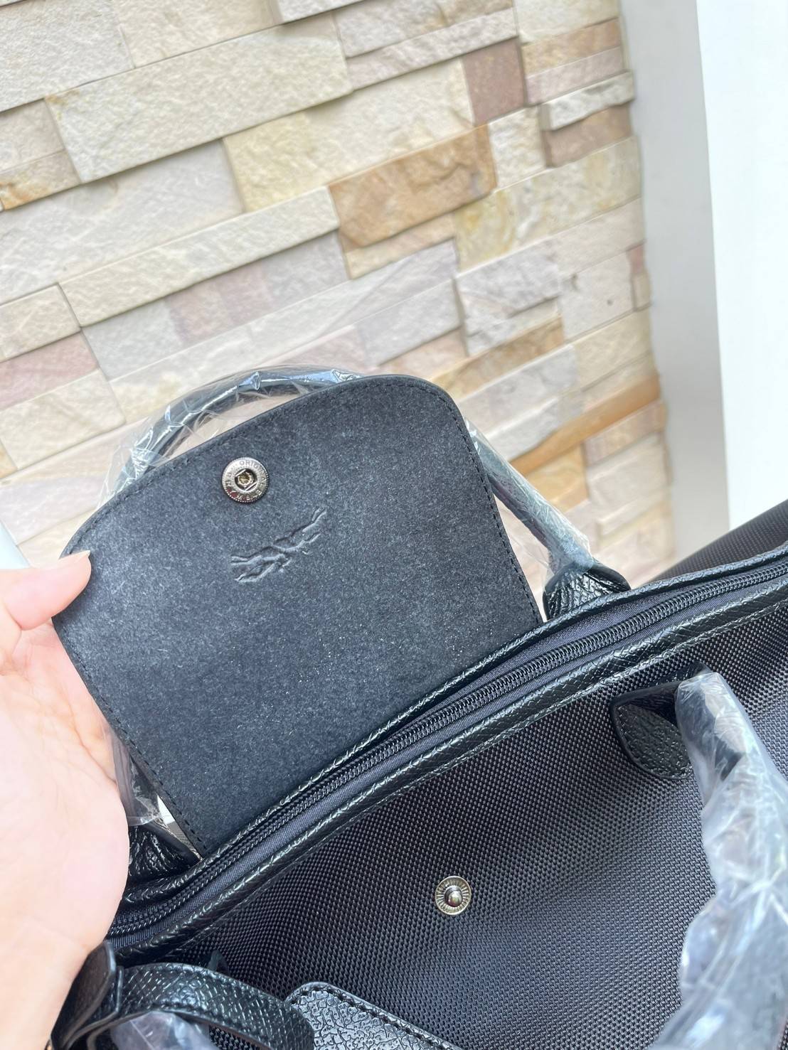 LONGCHAMP BOXFORD TRAVEL BAG L กระเป๋าเดินทางขนาดใหญ่ มาพร้อมสายสะพายที่สามารถถอดได้ ให้คุณเลือกสะพายไหล่หรือถือได้ มีซิปรูดเปิดปิดกระเป๋าที่ให้คุณมั่นใจได้ว่าคุณจัดเก็บไอเท็มของคุณได้อย่างมิดชิด บ็อคฟอร์ด (BOXFORD) สะท้อนความเป็นเอกลักษณ์ของแบรนด์ที่เปี่