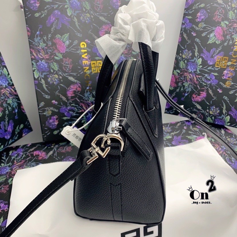 Givenchy Antigona Mini leather shoulder bag กระเป๋าสะพายทรงหมอน งานซิปบน หนังเรียบ อะไหล่เงิน มาพร้อมสายสะพายยาวถอดออกถือได้ กระเป๋าสุดคลาสสิก ใบเดียวก็เอาอยู่ Day to Night Bag เข้าได้กับลุค Smart Casual ด้วยทรงกระเป๋าที่ฐานกว้างใส่ของใช้ที่จำเป็นได้ทุกอย