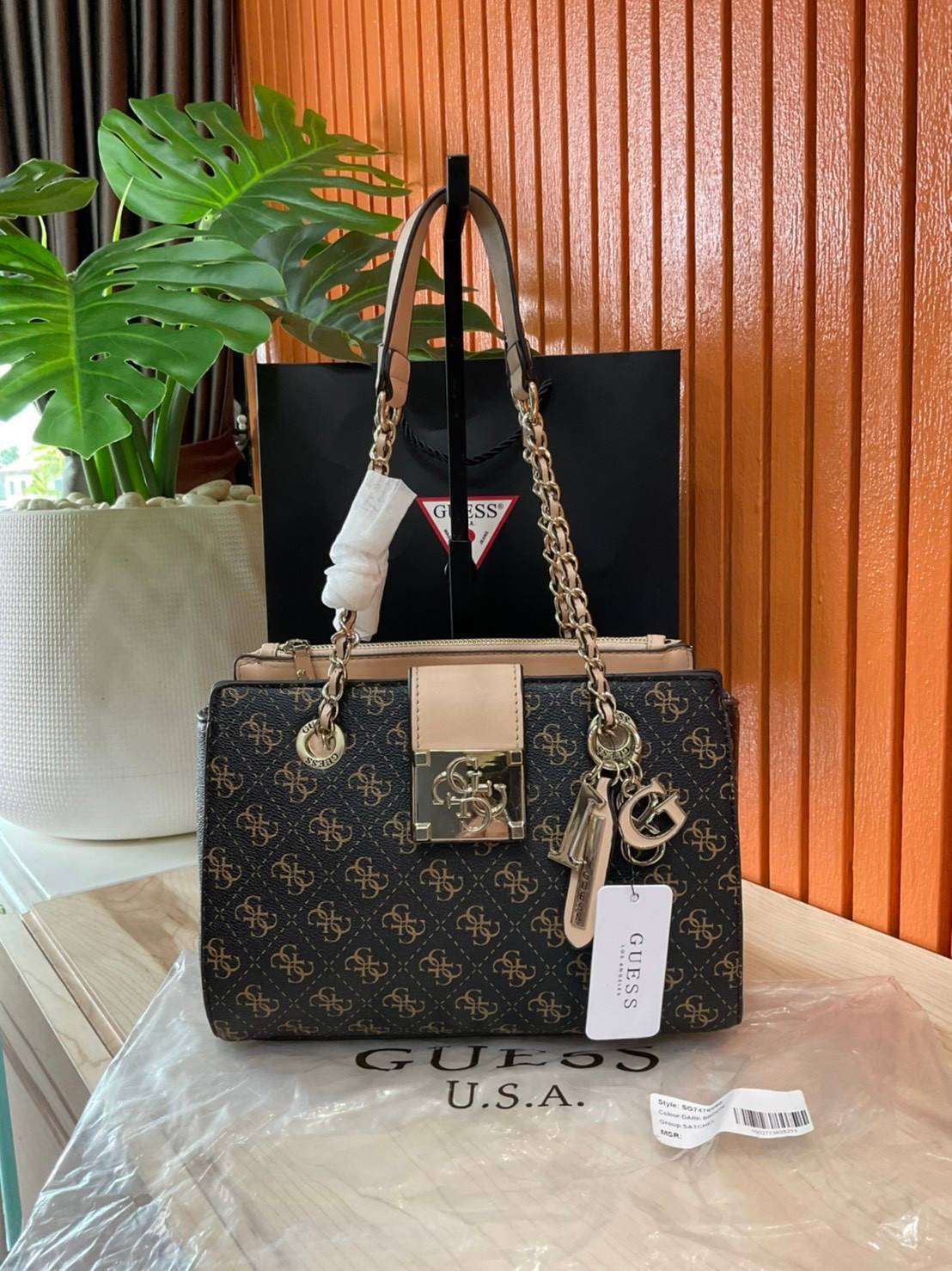 กระเป๋าสะพายไหล่ Guess Logo City Small Society Satchel กระเป๋าสะพายไหล่ ขนาดกำลังดี วัสดุ pu สวยอยู่ทรง มาพร้อมพวงกุญแจน่ารักๆ ถอดออกได้ ด้านหน้าประดับโลโก้แบรนด์ เปิดปิดด้วยซิป มี 2 ช่องหลักใช้งาน ภายในช่องซิปหน้าแยกเป็นสัดส่วนการใช้งาน ซิปช่อง 2 โล่งกว้