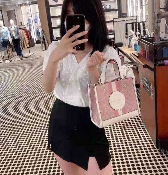 ใหม่ล่าสุด อดใจยังไงไหว💋 COACH Dempsey Field Tote 22 ((C5268//C5115)) พร้อมส่งความสวยที่ไทยค่ะ! กระเป๋าทรง Tote ขนาดพอเหมาะลำตัว พกพาง่ายสะดวกได้กับทุกๆวัน ด้านหน้าปั้มโลโก้แบรนด์ตัวใหญ่สวยค่ะ;เปิดปิดกระเป๋าแบบกระดุมแม่เหล็ก ภายในใส่กระเป๋าเงินใบย
