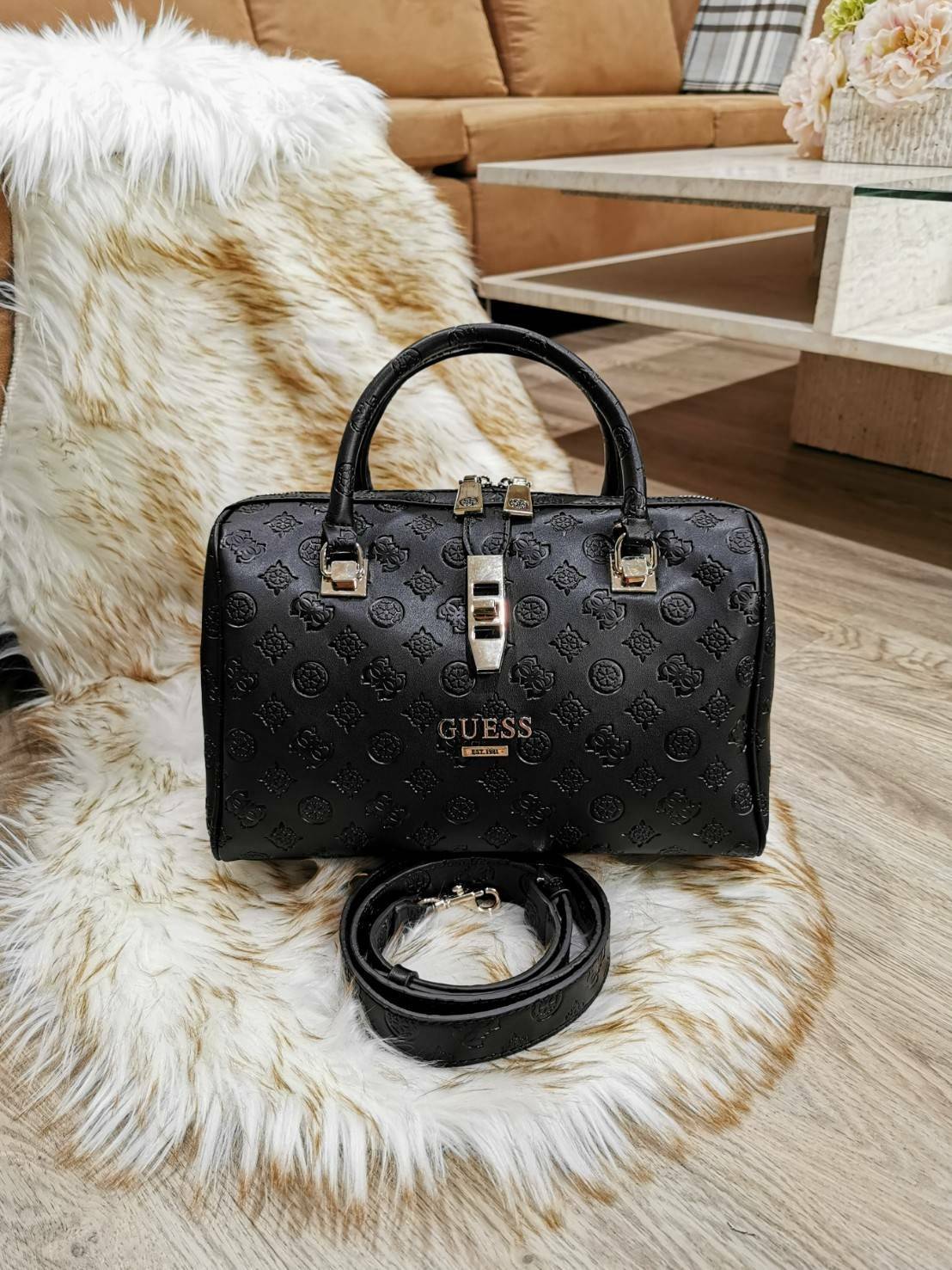 GUESS WOMEN’S SINGNATURE BOWLING BAG กระเป๋าสะพายทรง Bowling รุ่นใหม่จาก GUESS FACTORY หนังนิ่มสวยหรูอยู่ทรงปั้ม SINGNATURE BRAND รอบใบโดดเด่น ใบใหญ่กำลังดี น้ำหนักเบา ด้านหน้าประดับโลโก้ หูหิ้วเเข็งแรงพับลงได้ เปิดปิดด้วยซิปคู่สะดวกใช้ หัวซิปแบรนด์ ภายใน