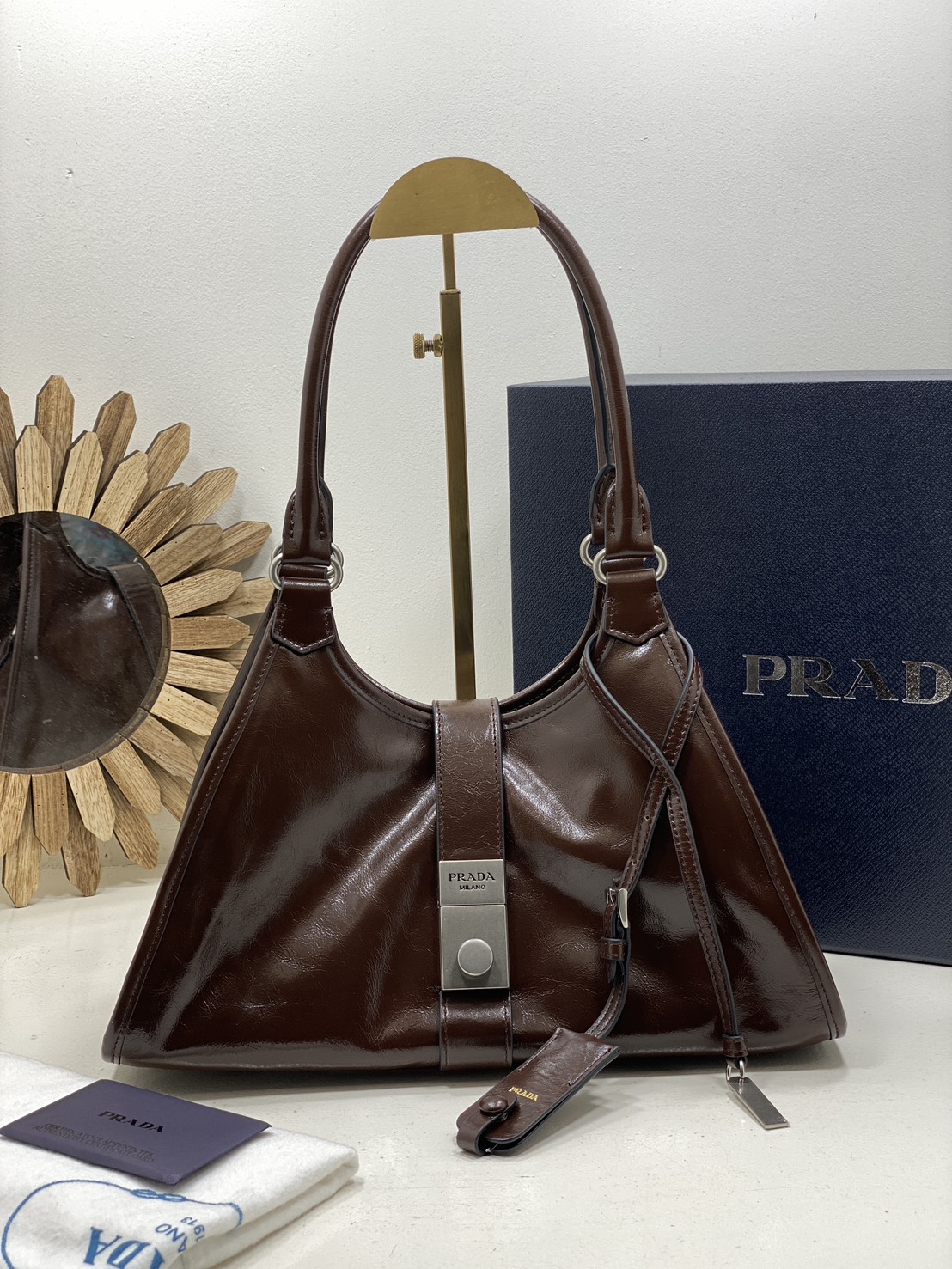 TOP ORI หนังแท้ | เกรดดีสุด PRADA Medium leather tote bag / pradahobo กระเป๋าสะพายทรงโฮโบ คลาสสิคหนังเงาสวยหรูดูแพง ใบใหญ่กำลังดี ดีไซน์ใหม่ล่าสุด ภายในโล่งกว้าง จุของได้สบายๆ