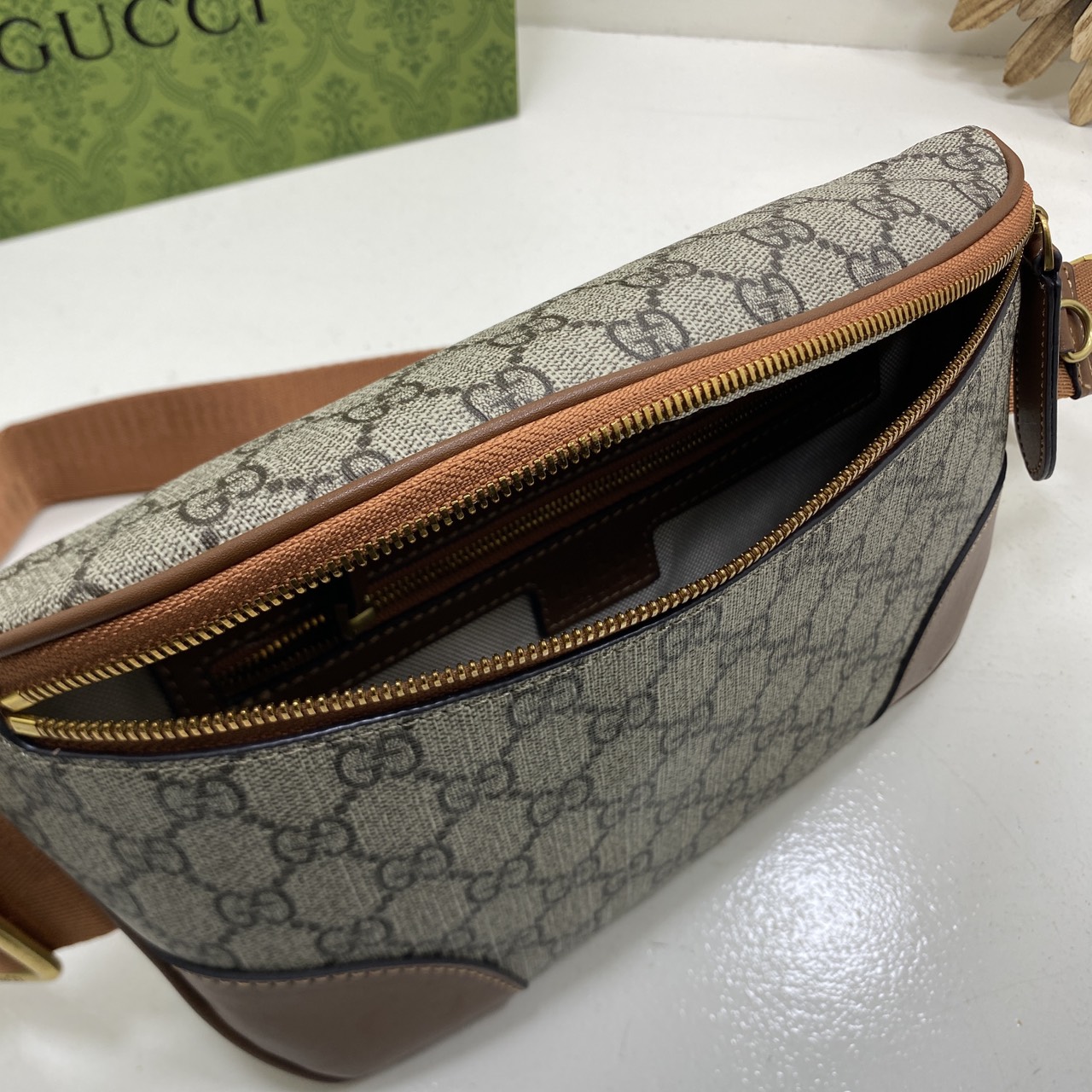 ORI หนังแท้ | GUCCI GG Emblem small belt bag กระเป๋าคาดอก/คาดเอวปรับโฉมใหม่ สวยสง่างาม สปอร์ตและเท่กว่าเดิม แต่ยังคงความคลาสสิค