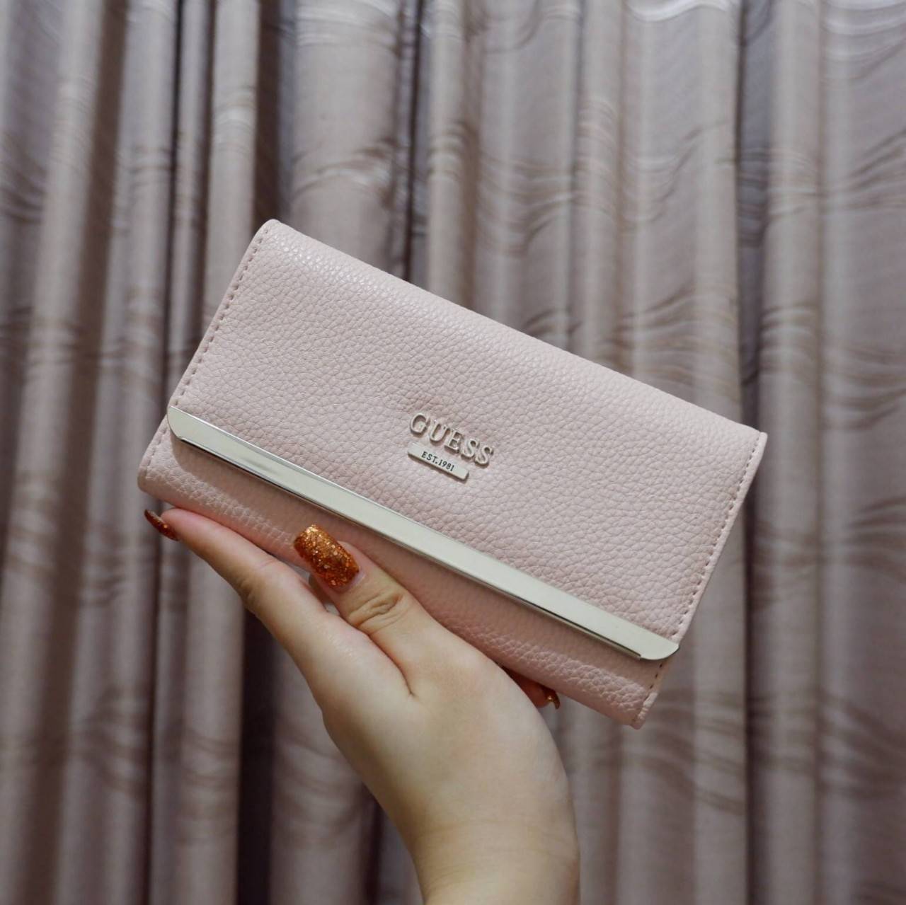 GUESS FACTORY WOMEN'S WALLET กระเป๋าสตางค์ใบยาว3พับดีไซน์สวยรุ่นใหม่ล่าสุดวัสดุหนังนิ่มขึ้นลายริ้วด้านหน้าประดับโลโก้แบรนด์สวย เปิดปิดด้วยฝาปิด ภายในมีทั้งช่องใส่รูป ช่องใส่ธนบัตร แบงก์พัน และช่องใส่บัตรหลายช่องแยกเป็นสัดส่วน ภาพถ่ายจากสินค้าจริงสวยน