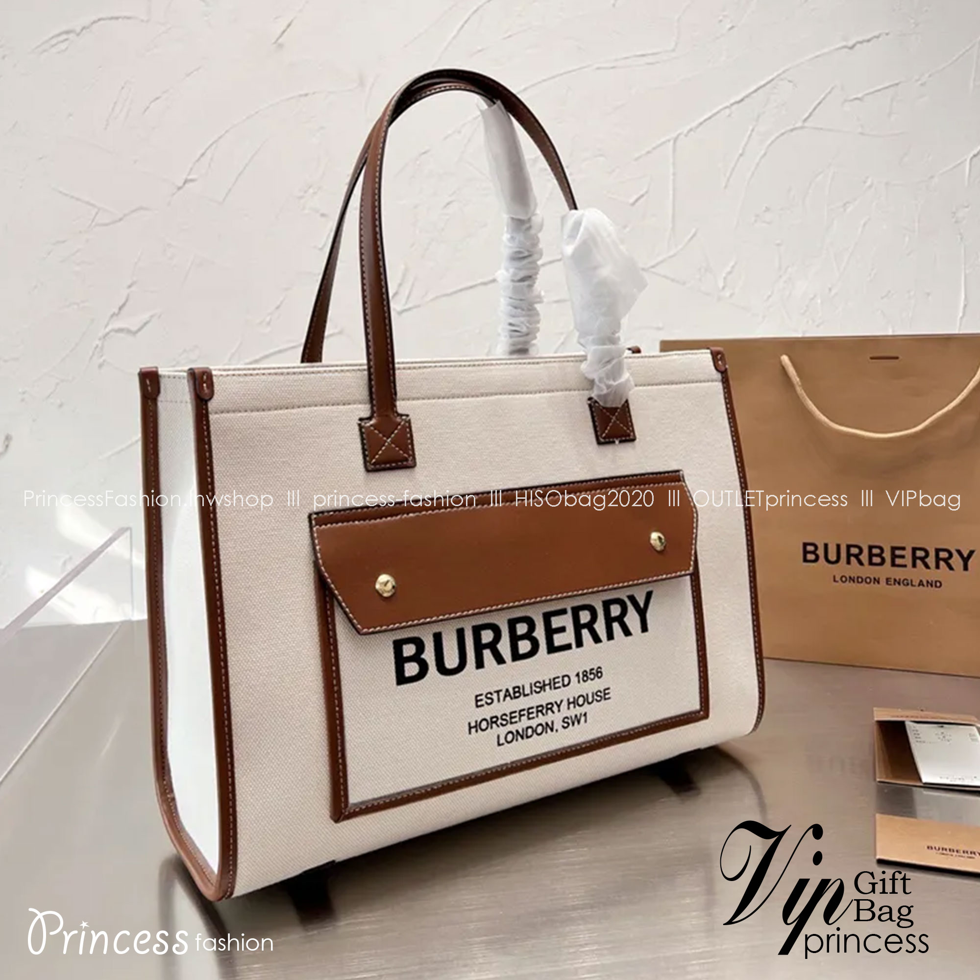 BURBERRY Leather-trimmed embroidered canvas tote / BURBERRY FRAGRANCES LARGE TOTE BAG / BURBERRY Freya Tote Bag วัสดุ Canvas & Leather ดีไซน์สวยอยู่ทรงสไตล์ Casual ด้านหน้ามีช่องใส่ของ ภายในโล่งกว้างและจุสุดๆสามารถใส่เอกสารA4 หนังสือ ของใช้ได้เยอะ หูหิ้วห