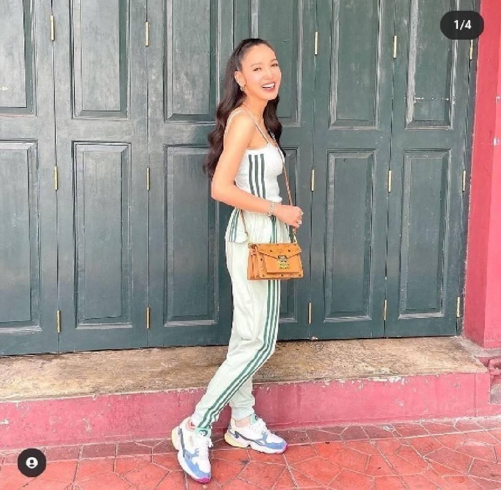 M.C.M MINI PATRICIA CROSSBODY IN VISETOS กระเป๋าสะพายไซส์มินิ เล็กๆแต่ดีเทลยิ่งใหญ่!! เป็นอีกหนึ่งรุ่นที่หรูเกินตัว ด้วยดีไซน์และขนาดพอเหมาะ สาวๆต้องปลื้มแน่นอนใบนี้ วัสดุหนังแคนวาสคุณภาพดีสลับหนังแท้ เปิด-ปิดด้วยตัวกดล็อคอะไหล่ทองสุดหรู ภายในเป็นหนังกลับ