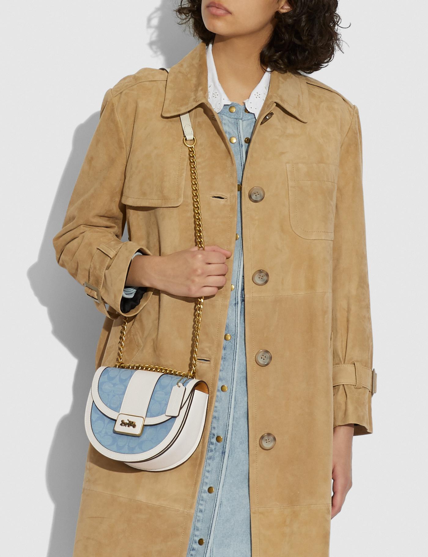 COACH ALIE SADDLE BAG IN SIGNATURE JACQUARD (C4694//C3464) New item!! กระเป๋าสะพายทรง saddle ดีไซน์วินเทจย้อนยุค แฝงความหรูในตัวด้วยอะไหล่สีทองเหลือง โดดเด่นไม่ซ้ำใครแน่นอน วัสดุผ้า jacquard สลับหนังแท้ ภายในเป็นช่องโล่ง มาพร้อมสายสะพายครอสบอดี้ ที่สามารถ