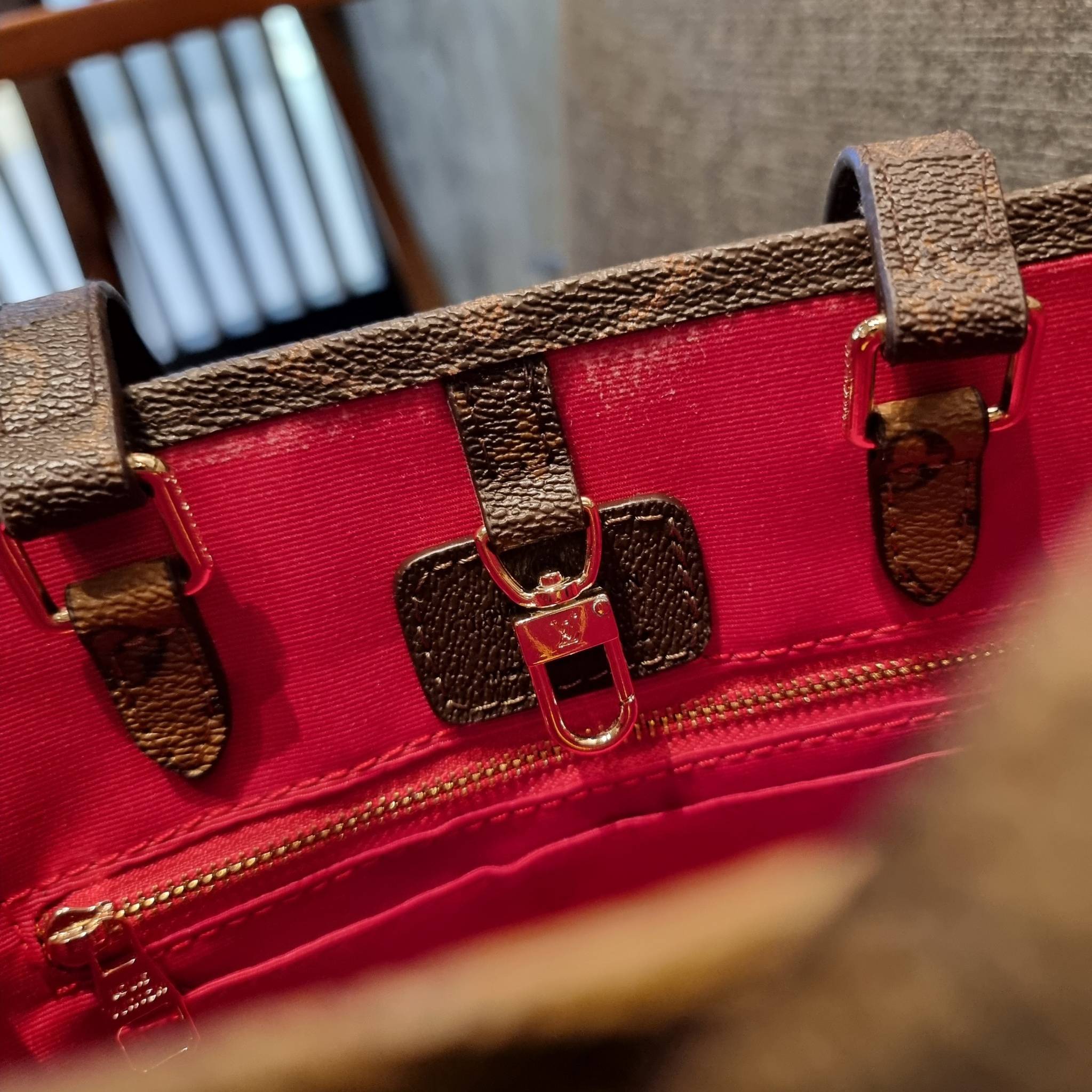 LV crossbody tote bag 10" 16" สเปเชี่ยล gift box set ในราคาที่แสนดี น่าคบหา!! สุดคุ้มและสวยที่สุดยันกล่อง!! ได้ไปยังไงต้องร้องว้าว!! กระเป๋าทรงโท้ทที่สาวๆตามหา ดีไซน์คลาสสิค ผู้ดี หรูหรา โทนสีใช้งานง่าย ได้ทุกลุค ทุกสไตล์ วัสดุหนังแคนวาสคุณภาพ ม