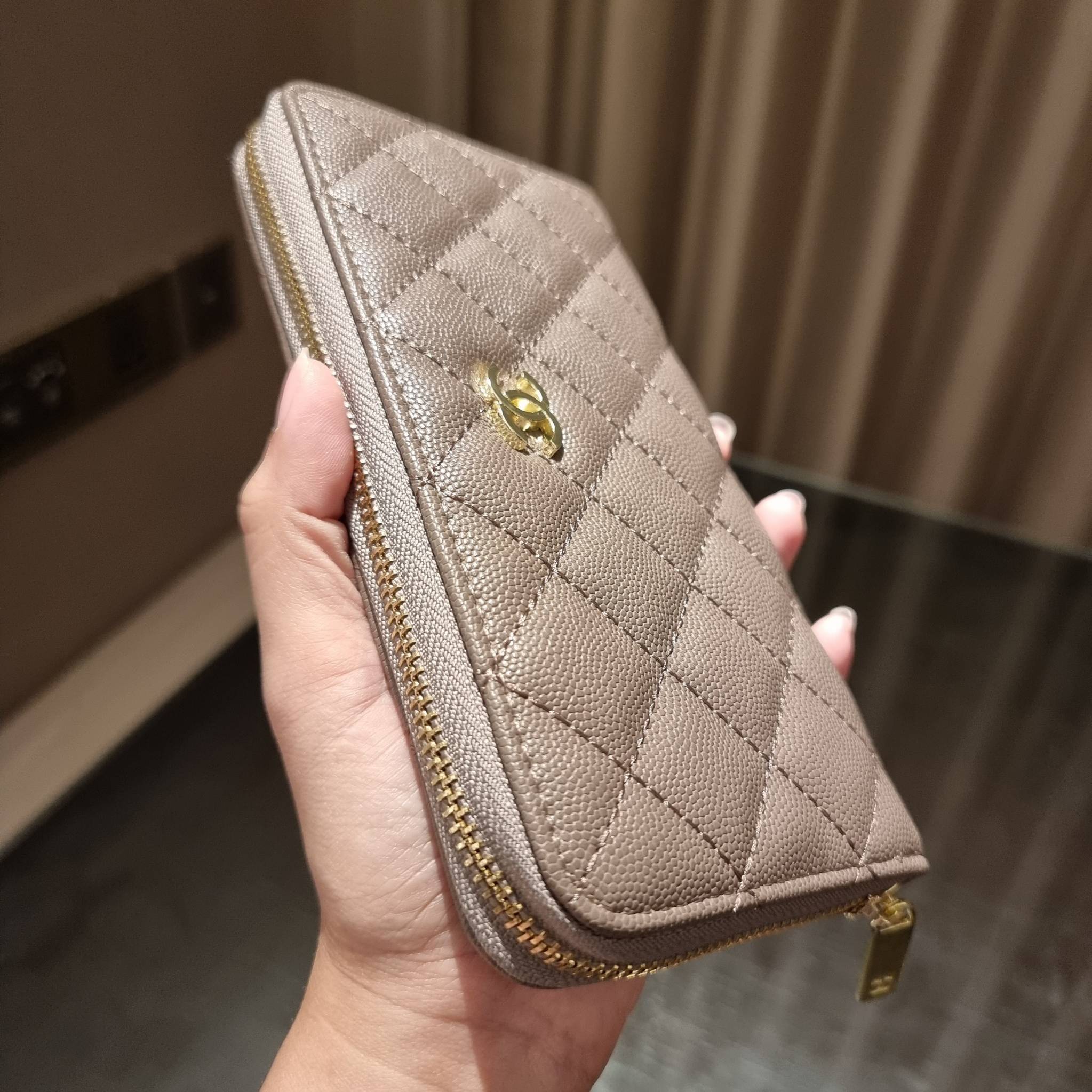 VIP 】กระเป๋าสตางค์ใบยาวรุ่นซิปรอบ สวยรับทรัพย์จาก Chanel วัสดุหนังลายคาร์เวีย ใช้แล้วขับผิวสุดๆ เปิด-ปิดด้วยซิปรูดรอบใบ ใช้งานง่าย ภายในกระเป๋ามีช่องใส่บัตรได้ ใส่ธนบัตรหรือเหรียญได้ มีช่องซิปแยกอีกหนึ่งช่อง ดีไซน์เรียบหรูแบบนี้ สาวๆห้ามพลาดกันน้า!! ซื้อใ