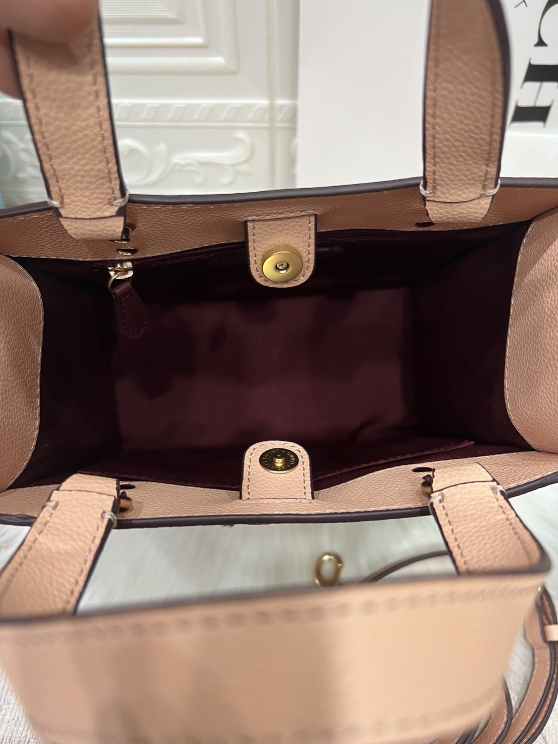 Coach Dempsey Tote 22 With Creature Patches CC421 คอลเลคชั่นใหม่ กระเป๋าทรงโท้ท ขนาดน่ารักน่าใช้มากๆ ดีไซน์น้องหมีจิ้มลิ้มดึงดูดสายตามากๆ ฟังก์ชั่นการใช้งานสะดวก มีทั้งสายคล้องในตัว และสายครอสบอดี้ ภายในกระเป๋าเป็นช่องโล่ง ใส่ของสำคัญได้ครบครันไม่ต้องห่วง